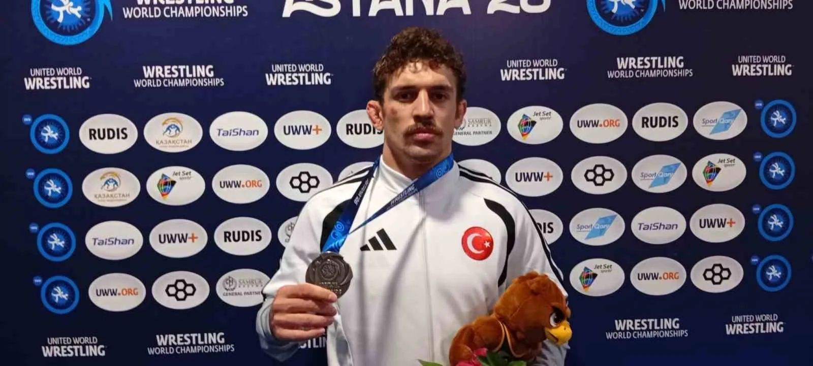 KAZAKİSTAN'DA DÜZENLENEN 2026 DÜNYA BÜYÜKLER GÜREŞ ŞAMPİYONASI'NDA GREKOROMEN STİL 82 KİLODA MÜCADELE EDEN MİLLİ GÜREŞÇİ YÜKSEL SARIÇİÇEK, GÜMÜŞ MADALYA KAZANDI. ÖDÜL TÖRENİN ARDINDAN AÇIKLAMALARDA BULUNAN SARIÇİÇEK, "DAHA BİTMİŞ BİR ŞEY YOK, KEMERİ ÜLKEME GETİRECEĞİM" DEDİ.
