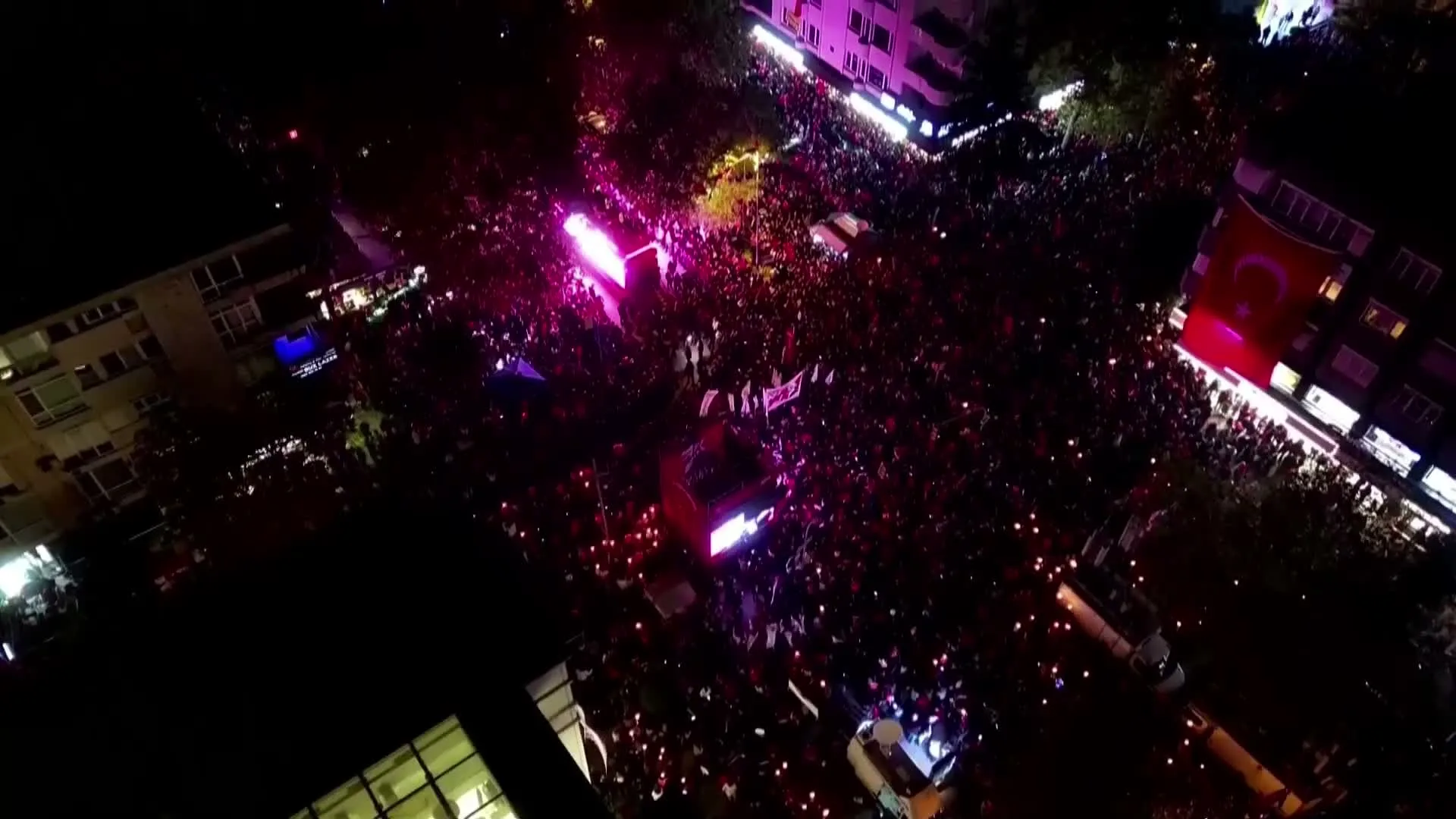 Özgür Özel, Bağdat Caddesi'nde: "Bu cumhuriyetin yıkılmasına izin vermeyeceğiz"