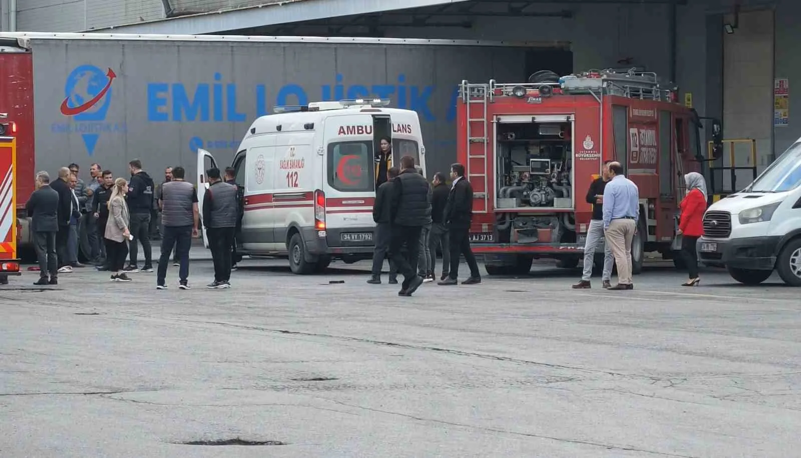 ESENYURT'TA BİR MARKET DEPOSUNDA GERİ MANEVRA YAPAN TIR İLE PARK HALİNDEKİ TIR ARASINDA KALAN İŞÇİ, HAYATINI KAYBETTİ.