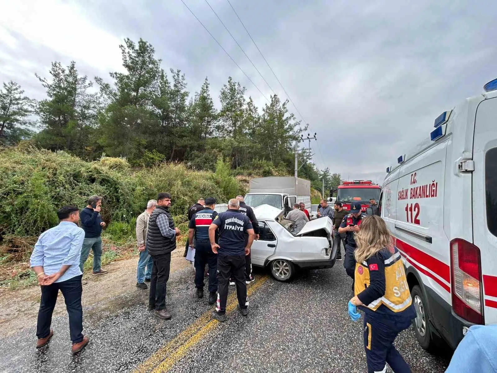 AYDIN'IN BOZDOĞAN İLÇESİNDE OTOMOBİL VE KAMYONETİN ÇARPIŞMASI SONUCU MEYDANA GELEN TRAFİK KAZASINDA 1 KİŞİ HAYATINI KAYBEDERKEN, 2 KİŞİ DE YARALANDI.