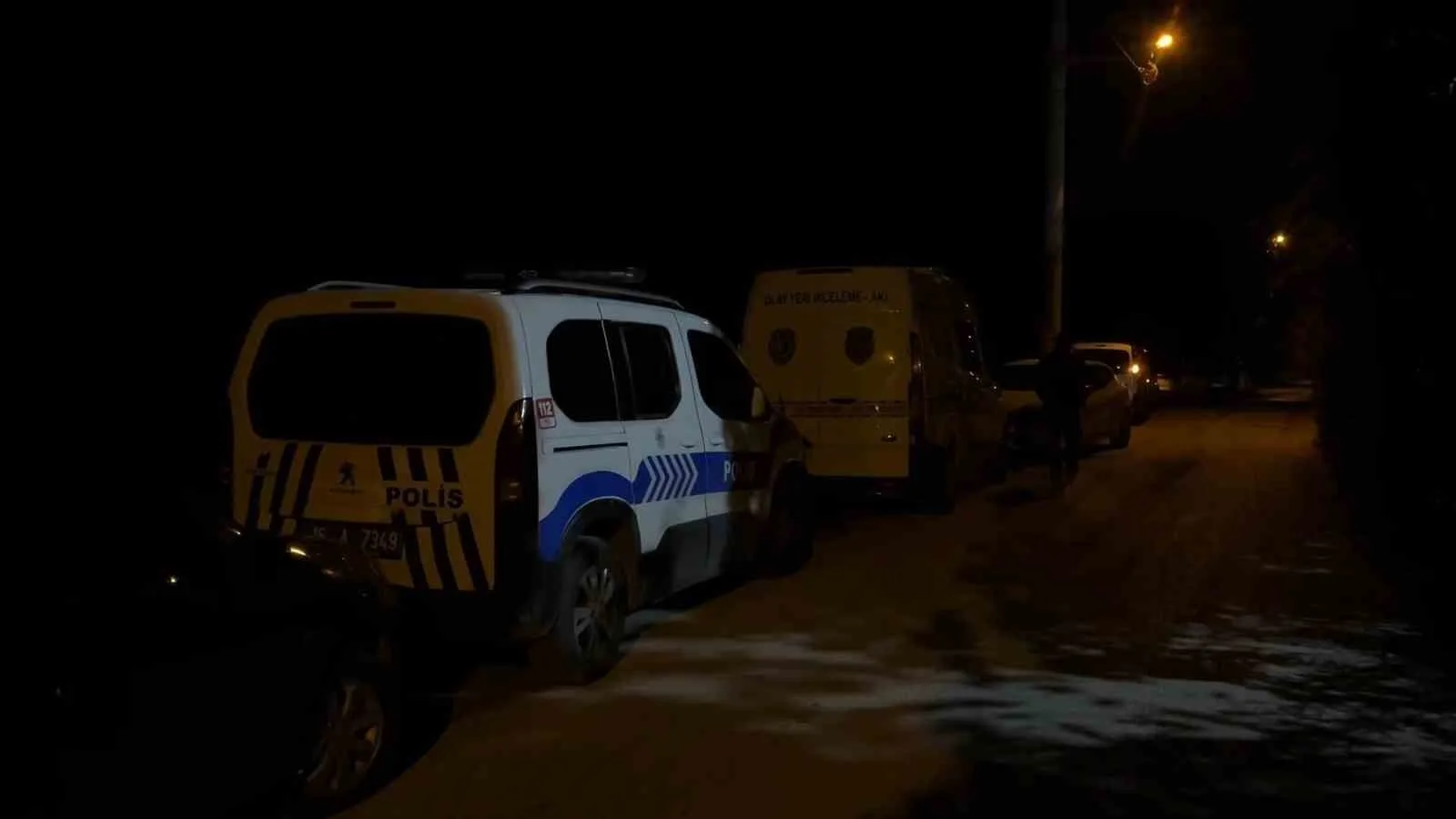 BURSA'DA BİR BOYAHANE FABRİKASINDA, FORKLİFTTEN DÜŞEN DEMİR BLOĞUN ALTINDA KALAN 24 YAŞINDAKİ GENÇ, OLAY YERİNDE HAYATINI KAYBETTİ. AİLE YAKINLARI OLAY YERİNDE SİNİR KRİZİ GEÇİRDİ.