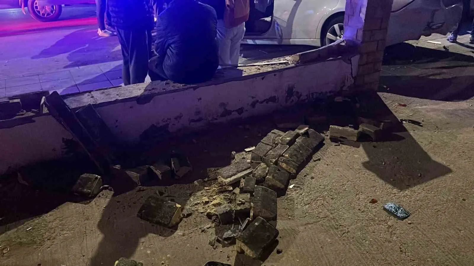 ÇORUM'DA İKİ OTOMOBİLİN ÇARPIŞMASI SONUCU APARTMANA AİT BAHÇE DUVARI ZARAR GÖRDÜ