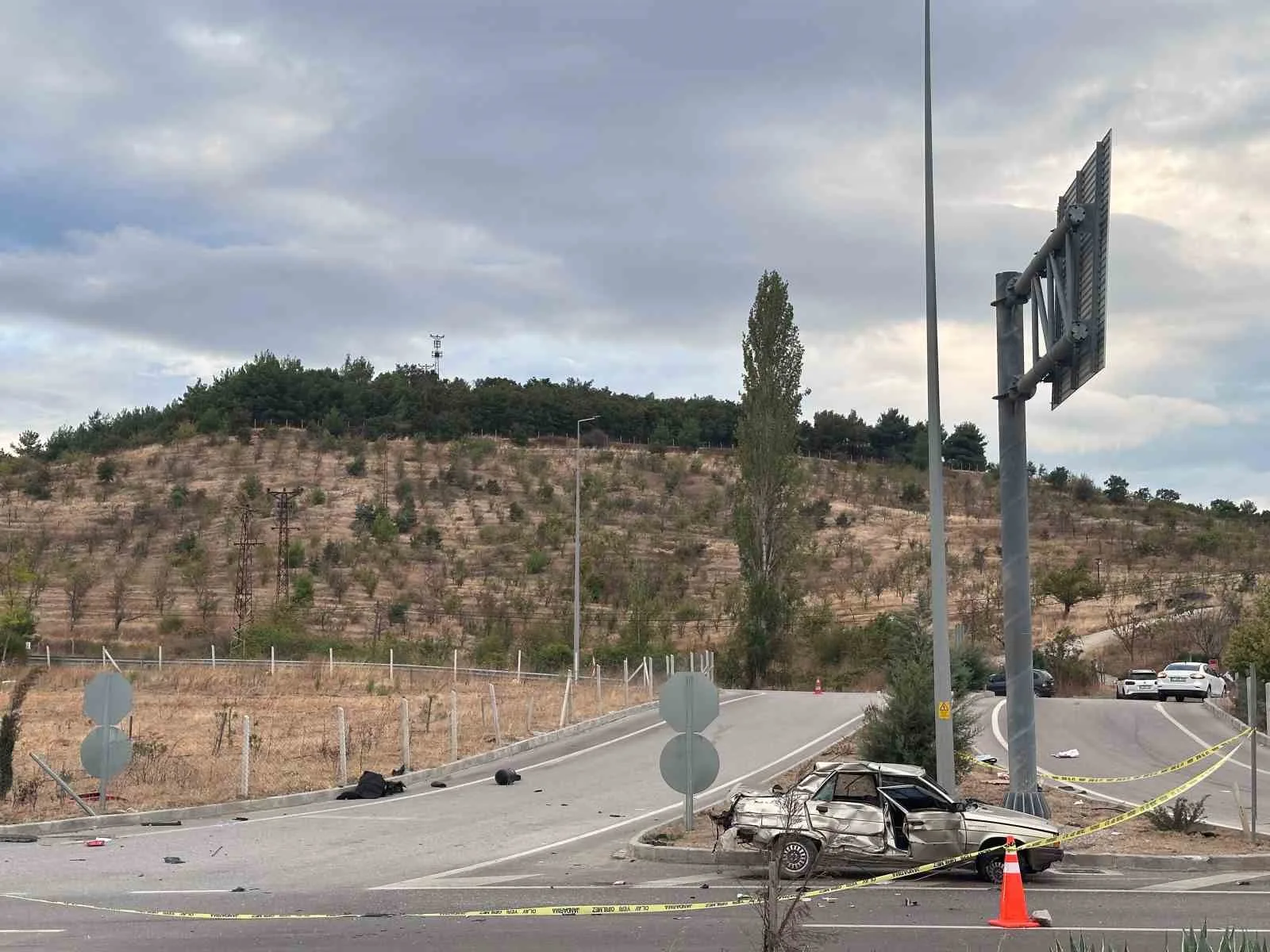 ÇANAKKALE’NİN AYVACIK İLÇESİNİN TROYA TÜNELİ GİRİŞİNDEKİ KAVŞAKTA MEYDANA GELEN KAZADA YOLCU OTOBÜSÜNÜN ÇARPTIĞI OTOMOBİLDEKİ 2 KİŞİ HAYATINI KAYBETTİ.