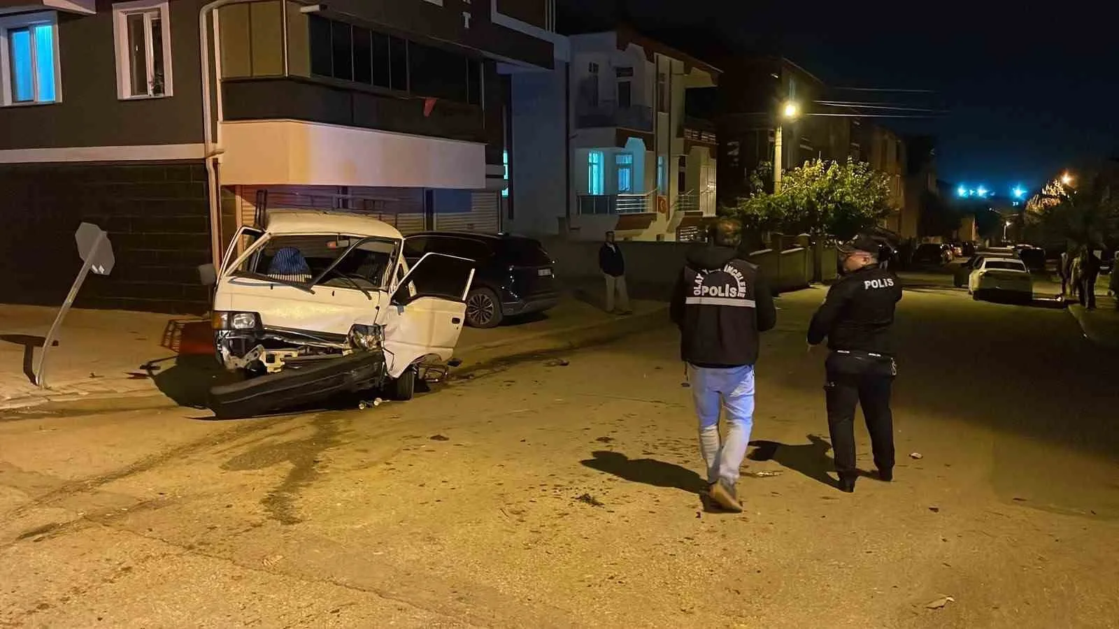 KARAMAN'DA OTOMOBİL İLE PANELVAN ARACIN KAVŞAKTA ÇARPIŞMASI SONUCU 2'Sİ AĞIR 3 KİŞİ YARALANDI