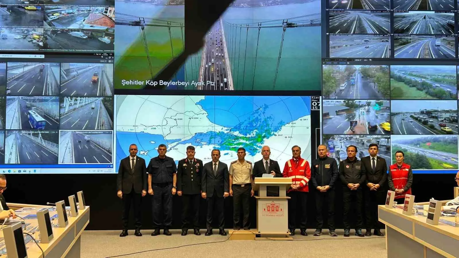 İSTANBUL VALİSİ DAVUT GÜL, İSTANBUL İL AFET VE ACİL DURUM (AFAD) MÜDÜRLÜĞÜ'NDE DÜZENLEDİĞİ BASIN TOPLANTISINDA SELİN BİLANÇOSUNU AÇIKLADI. VATANDAŞLARIN ZARARININ TELAFİ EDİLMESİ İÇİN ÇALIŞMALARIN BAŞLADIĞINI SÖYLEYEN VALİ GÜL, YARIN DA OKULLARIN TATİL EDİLDİĞİNİ SÖYLEDİ.