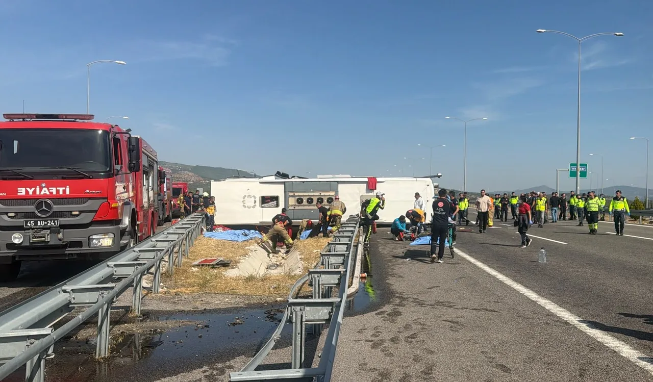 MANİSA'NIN AKHİSAR İLÇESİ İSTANBUL ORHANGAZİ-İZMİR OTOYOLUNDA TIR İLE YOLCU OTOBÜSÜNÜN ÇARPIŞMASI SONUCU MEYDANA GELEN KAZADA 11 KİŞİ ÖLDÜ 26 KİŞİ DE YARALANDI.