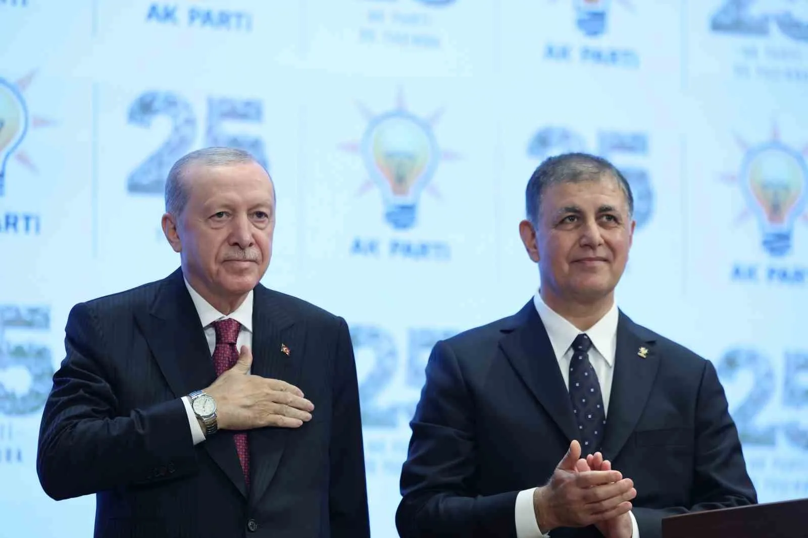 CUMHURBAŞKANI ERDOĞAN, AK PARTİ'YE KATILAN İZMİR BÜYÜKŞEHİR BELEDİYE BAŞKANI CEMİL TUGAY'A PARTİ ROZETİNİ TAKTI.