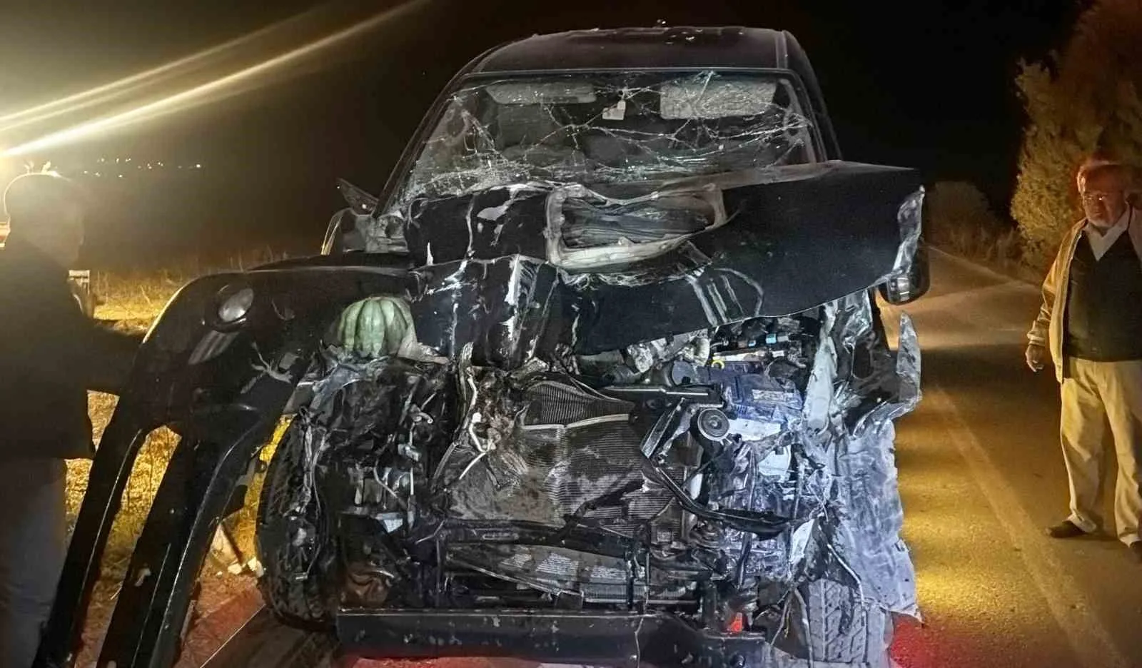 BOLU’DA PİKAP İLE KABAK YÜKLÜ TRAKTÖRÜN ÇARPIŞTIĞI, BİR OTOMOBİLİN İSE TARLAYA SAVRULDUĞU KAZADA 4 KİŞİ YARALANDI. KAZADA TRAKTÖRDEKİ KABAKLAR YOLA SAÇILDI.