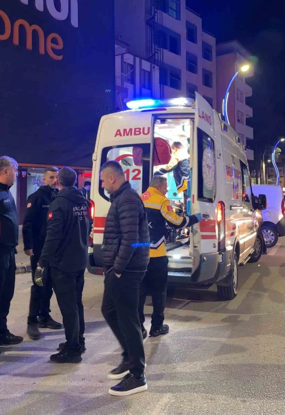 İLK MÜDAHALESİ OLAY YERİNDE YAPILAN GENÇ, AMBULANSLA BUCAK DEVLET HASTANESİNE KALDIRILDI