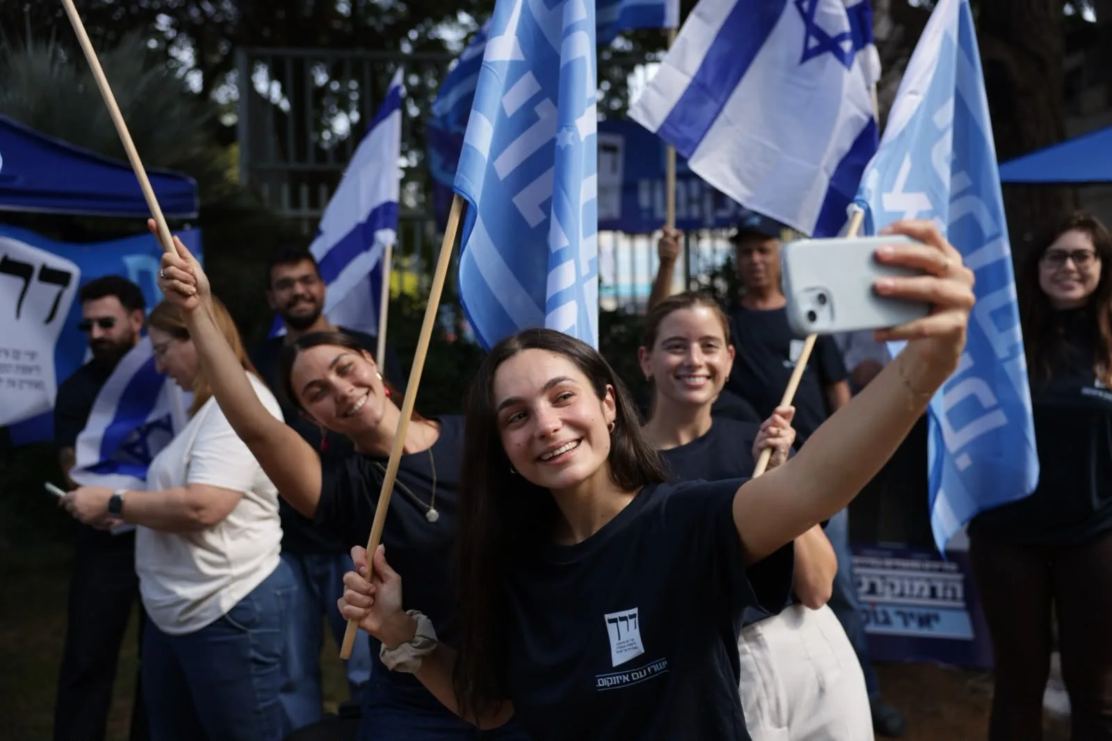 Binyamin Netanyahu'nun bloku 53 sandalyeye geriledi