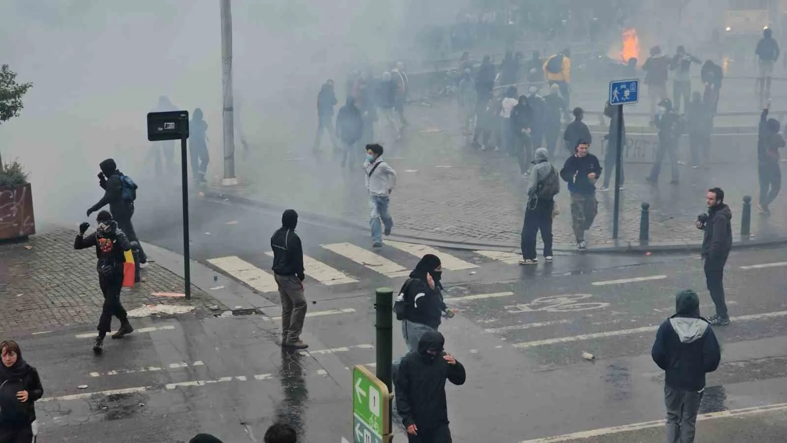 BELÇİKA'DA HÜKÜMETİN 2029 YILINA KADAR İHTİYACI OLAN 10 MİLYAR EUROYU BULMAK İÇİN HAZIRLADIĞI KEMER SIKMA POLİTİKALARI PROTESTO EDİLDİ. ÖĞRENCİ GRUPLARININ DA KATILDIĞI PROTESTOLARDA POLİS VE GÖSTERİCİLER ARASINDA YAŞANAN ARBEDE ŞEHRİ SAVAŞ ALANINA ÇEVİRDİ.