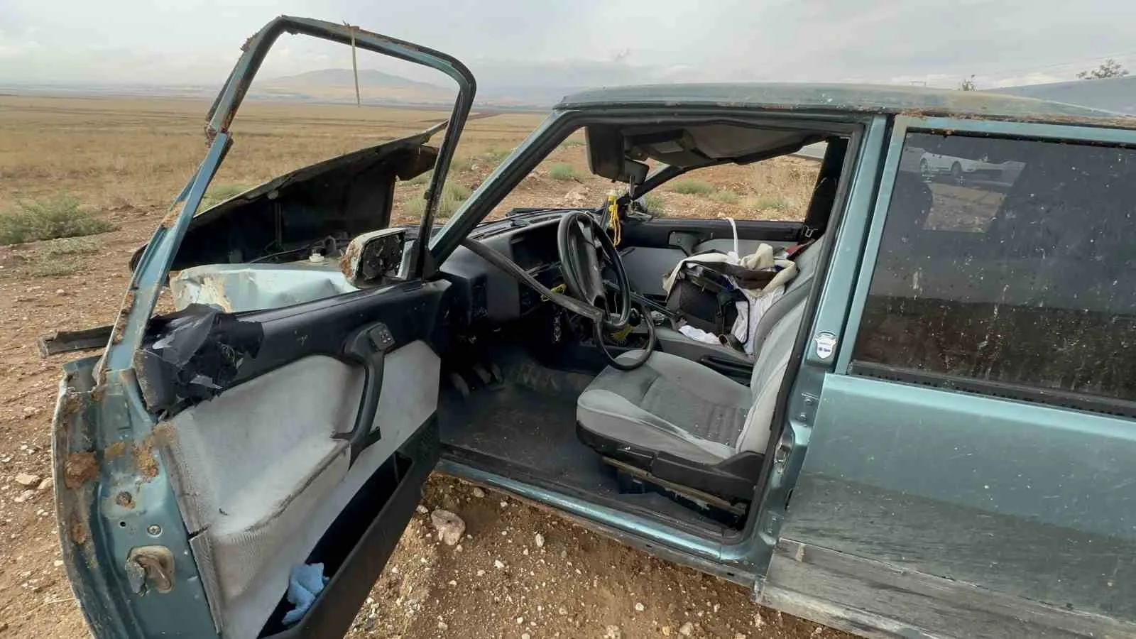 SÜRÜCÜSÜNÜN KONTROLÜNDEN ÇIKAN TOFAŞ MARKA OTOMOBİL, YOLDAN ÇIKARAK TAKLA ATTI. İHBAR ÜZERİNE OLAY YERİNE SAĞLIK VE JANDARMA EKİPLERİ SEVK EDİLDİ.