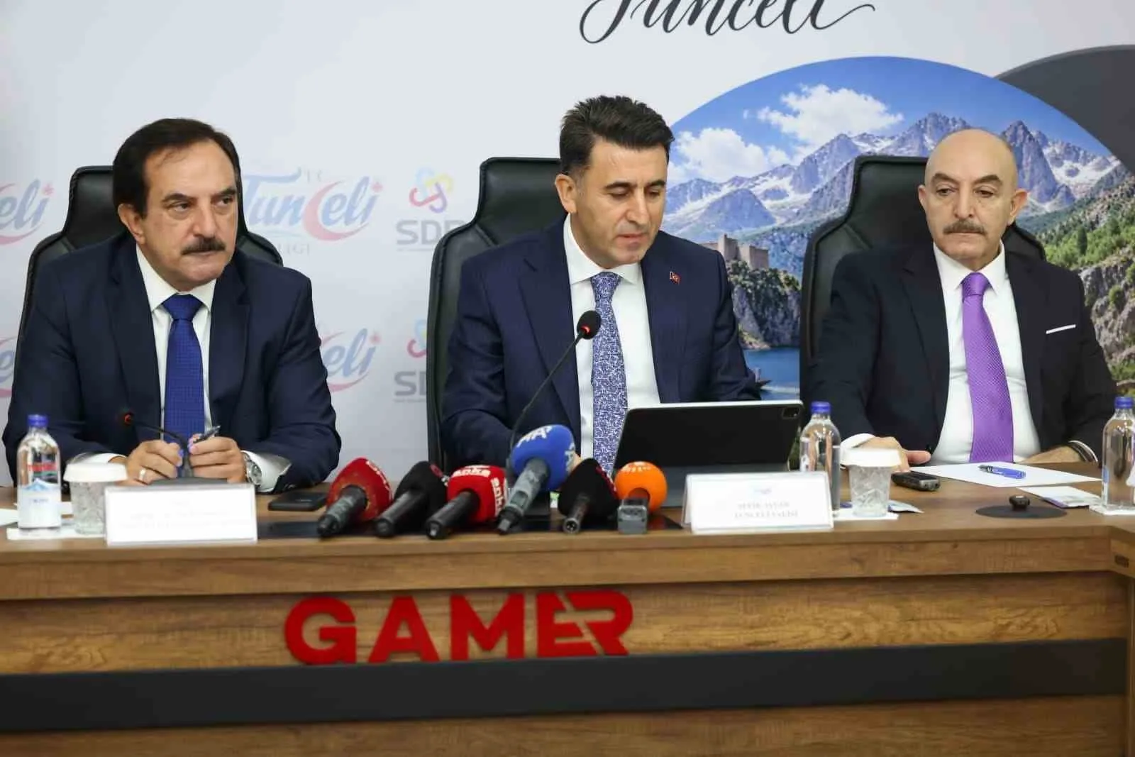 CUMHURBAŞKANI DANIŞMANI, SİVİL DAYANIŞMA PLATFORMU BAŞKANI AYHAN OĞAN, "TERÖRSÜZ TÜRKİYE’YE GEÇİŞ SÜRECİ BÖLGEDEN, SİYASETTEN, MECLİSTEN TERÖR VESAYETİNİN ARINDIRILMASI DEMEKTİR. ARTIK TÜRKİYE’DE BİR HAK ARAMAK İÇİN VEYA BİR HAK İDDİASI İÇİN VEYA BİR BAŞKA SEBEPTEN DOLAYI SİLAHLANMAYA VE TERÖR EYLEMİ YAPMAYA GEREK YOK DEMEKTİR" DEDİ.