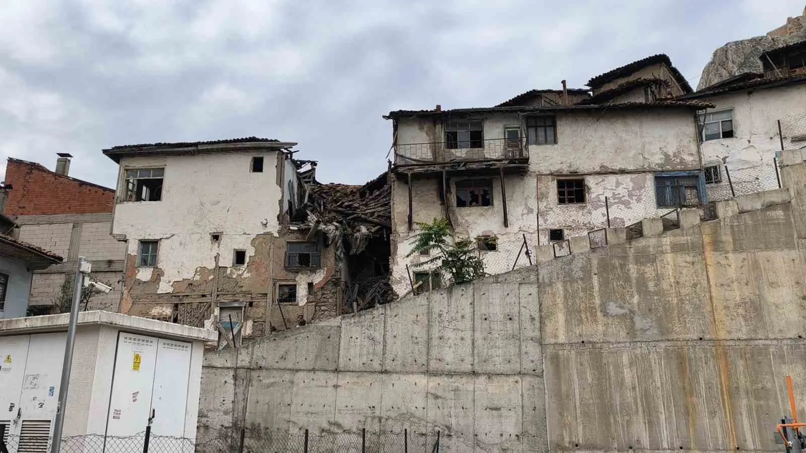 TOKAT’TA DAHA ÖNCE BİR BÖLÜMÜ ÇÖKEN METRUK BİNADA YENİDEN ÇÖKME MEYDANA GELDİ. YAPIDAN KOPAN PARÇALARIN SOKAĞA DÜŞTÜĞÜ ANLAR BİR İŞ YERİNİN GÜVENLİK KAMERASINA YANSIDI.
