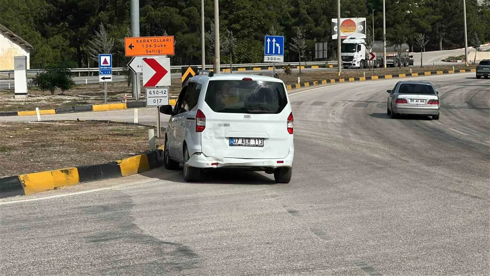 BURDUR'DA AMBULANSIN DA ARALARINDA BULUNDUĞU 4 ARACIN KARIŞTIĞI TRAFİK KAZASINDA 7 KİŞİ HAFİF YARALANDI
