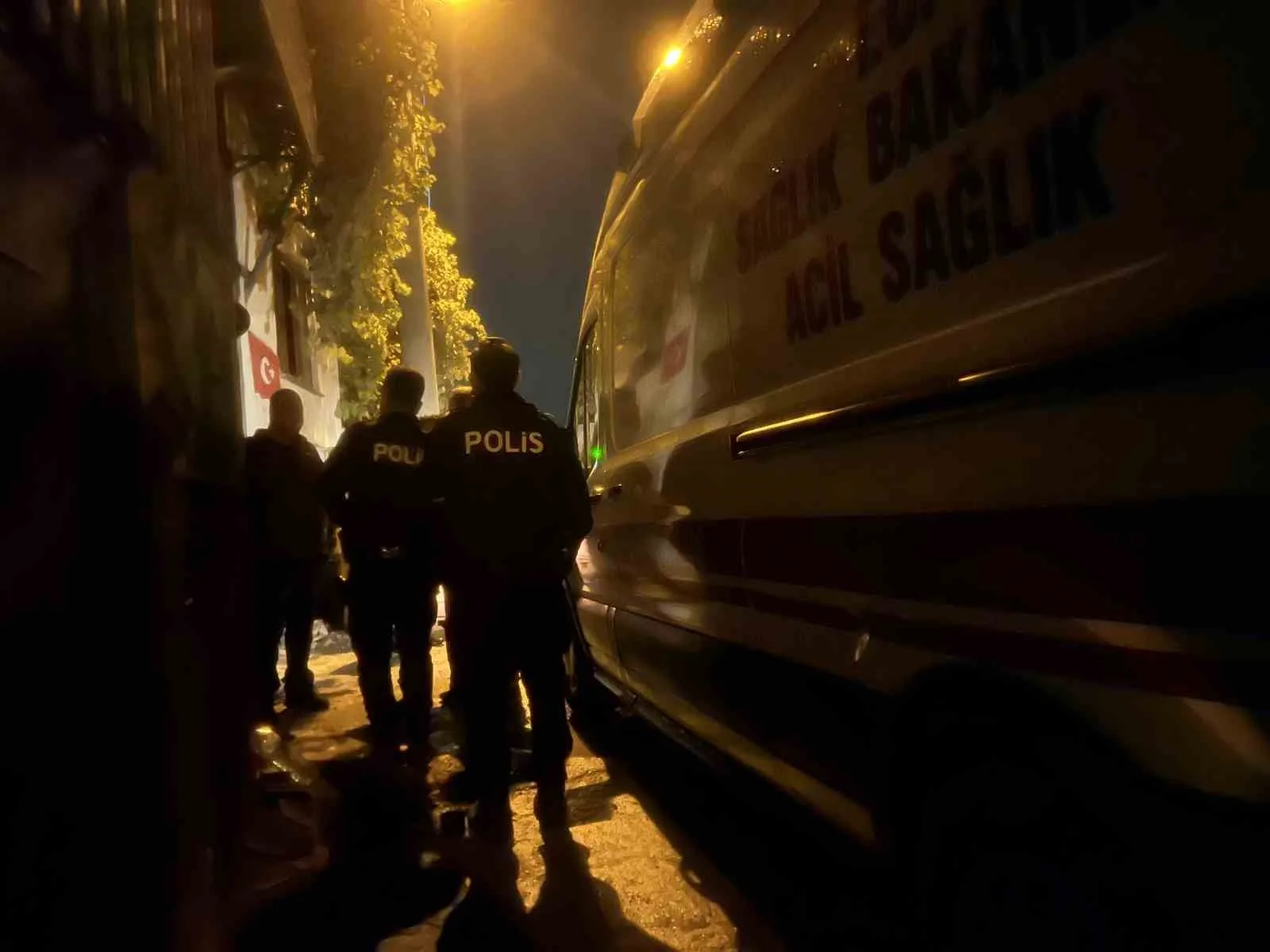 BURSA’DA İŞ YERİNİN ÇATISINDAN DÜŞEN ADAM HAYATINI KAYBETTİ. BABASINDAN HABER ALAMAYAN OĞLU, İŞ YERİNDE ACI MANZARAYLA KARŞILAŞTI.