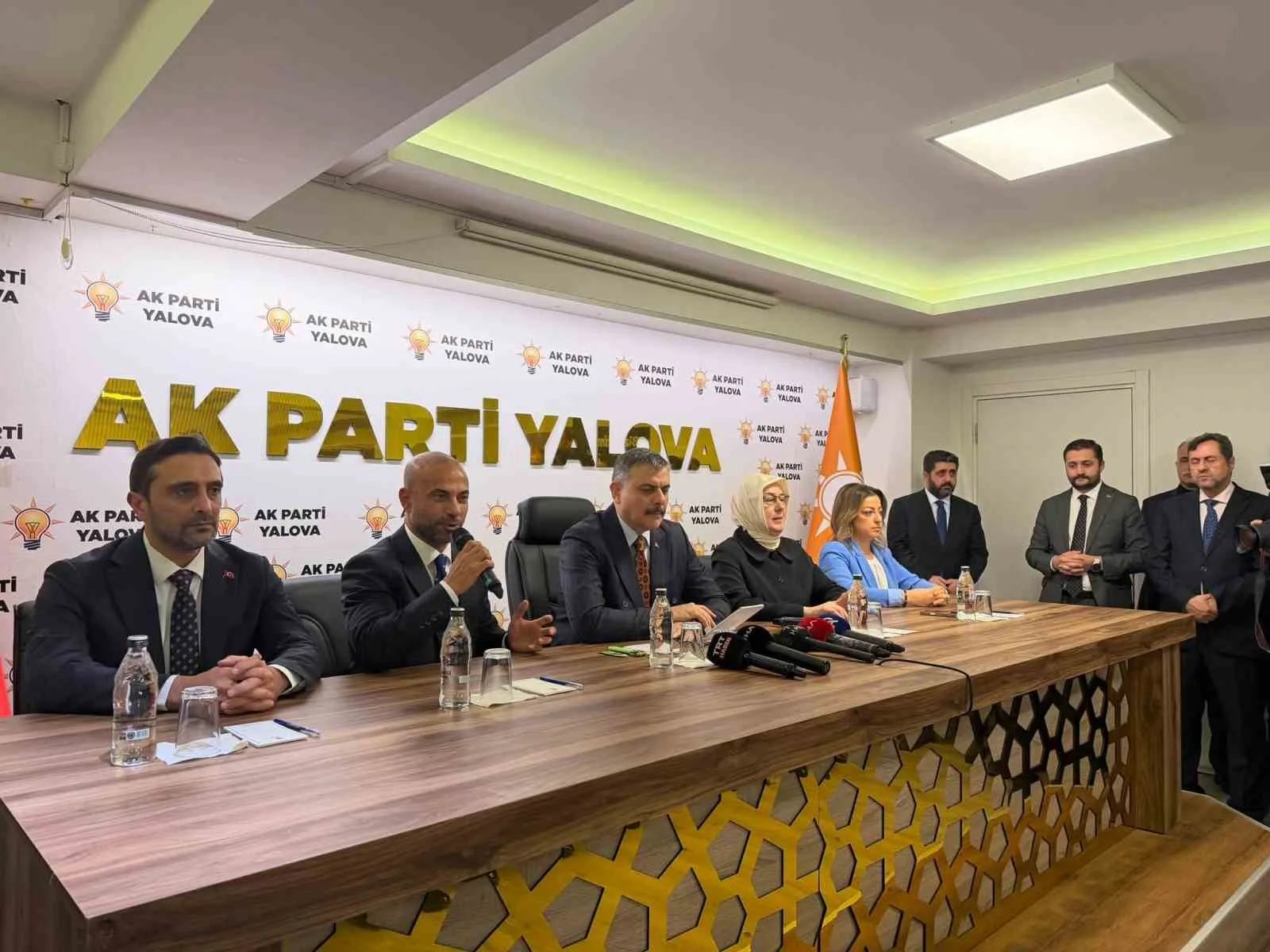 BULUŞMAYA AK PARTİ YALOVA MİLLETVEKİLİ MELİHA AKYOL, AK PARTİ İL BAŞKANI UMUT GÜÇLÜ, İL GENEL MECLİSİ BAŞKANI HASAN SOYGÜZEL, AK PARTİ MERKEZ İLÇE BAŞKANI HÜSEYİN ÖZYILMAZ, KADIN KOLLARI BAŞKANI SELİHAN DİCLE ŞİMŞEK BATTAL VE PARTİLİLER KATILDI.