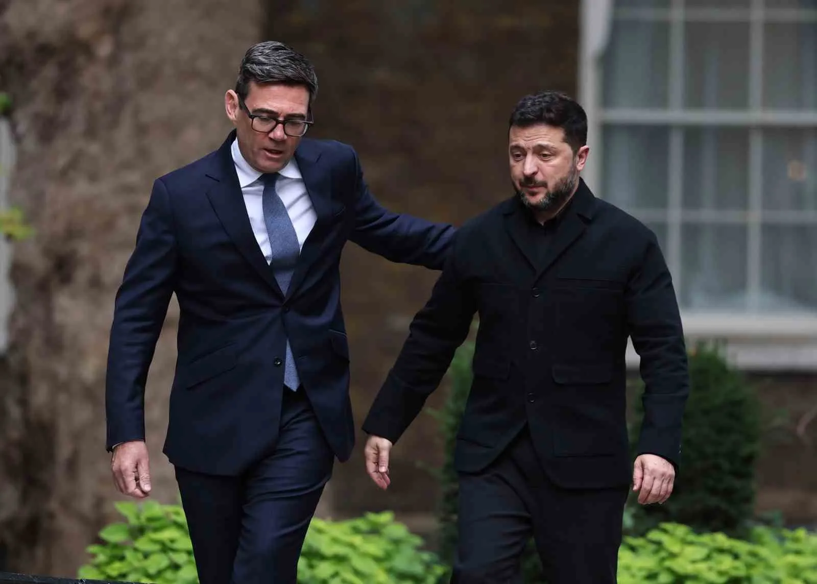 İNGİLTERE BAŞBAKANI BURNHAM, BAŞKENT LONDRA’DAKİ BAŞBAKANLIK KONUTUNDA UKRAYNA DEVLET BAŞKANI VLADİMİR ZELENSKİY İLE BİR ARAYA GELDİ.