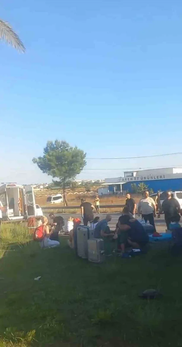 ANTALYA'NIN MANAVGAT İLÇESİNDE TUR MİNİBÜSÜ, KAMYONET VE OTOMOBİLİN ÇARPIŞMASI SONUCU MEYDANA GELEN TRAFİK KAZASINDA İLK BELİRLEMELERE GÖRE 15'İ TURİST 17 KİŞİ YARALANDI.