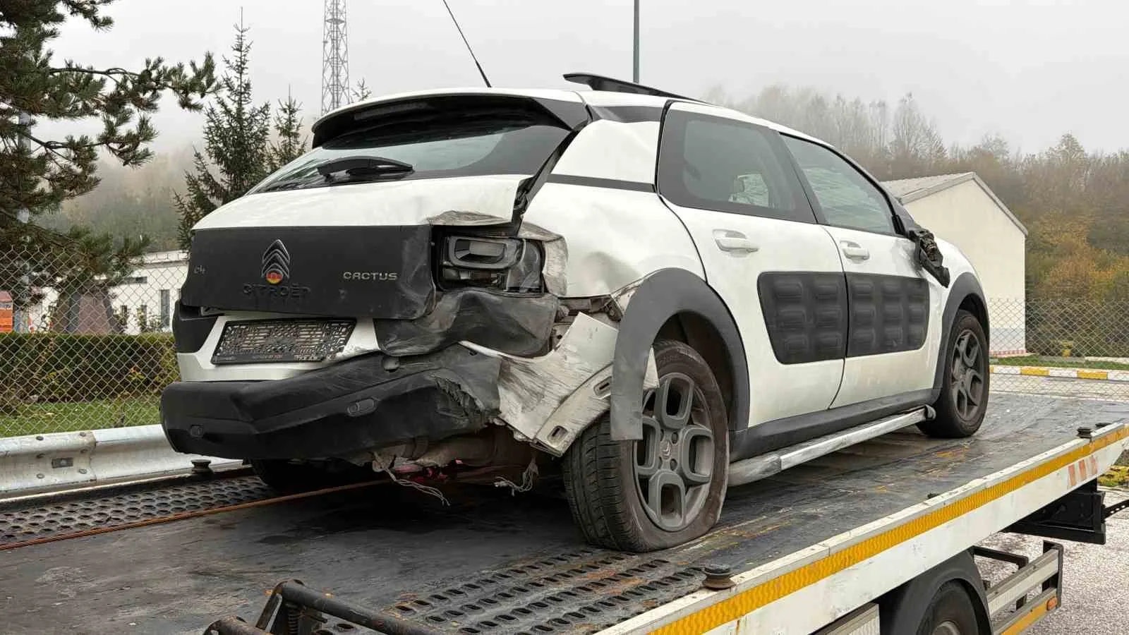 KAZA SEBEBİYLE TÜNEL GEÇİŞİNDE TRAFİK BİR SÜRE KONTROLLÜ OLARAK SAĞLANDI. OTOMOBİLİN KALDIRILMASININ ARDINDAN ULAŞIM NORMALE DÖNDÜ.