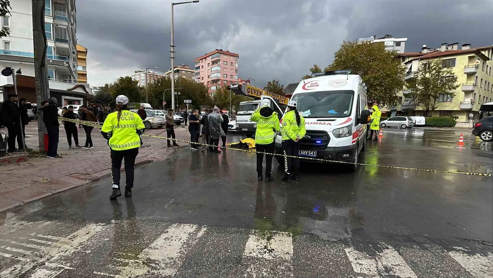 KONYA’DA YOLUN KARŞISINA GEÇMEYE ÇALIŞAN YAŞLI KADINA NAKLİYE KAMYONU ÇARPTI. KAZADA YAŞLI KADIN HAYATINI KAYBETTİ.