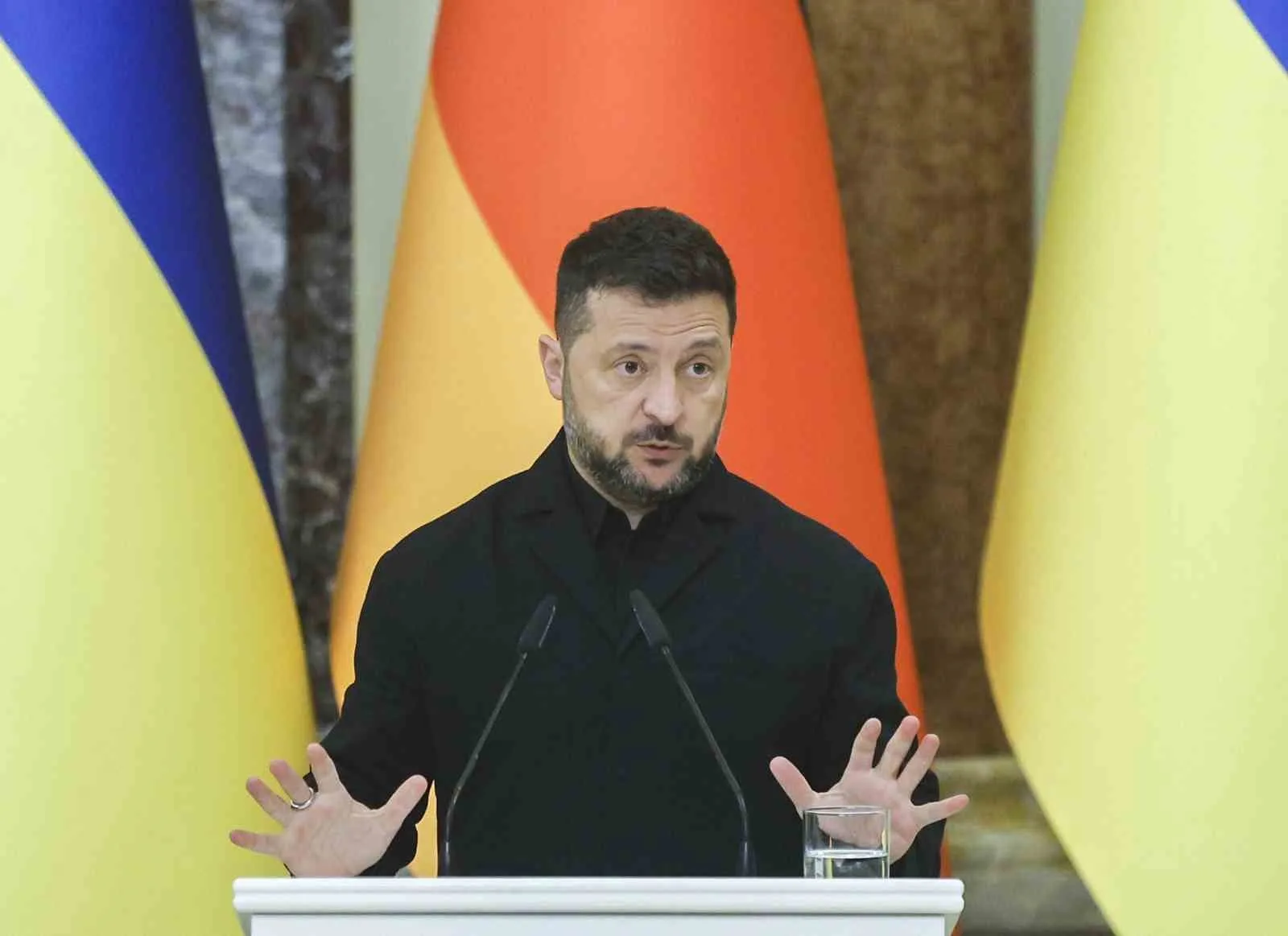 UKRAYNA DEVLET BAŞKANI VLADİMİR ZELENSKİY, ABD BAŞKANI DONALD TRUMP'IN RUS MECKİDAŞI VLADİMİR PUTİN İLE DİZEL YAKIT TEDARİKİNE İLİŞKİN YAPTIĞI ANLAŞMAYA SERT TEPKİ GÖSTERDİ.