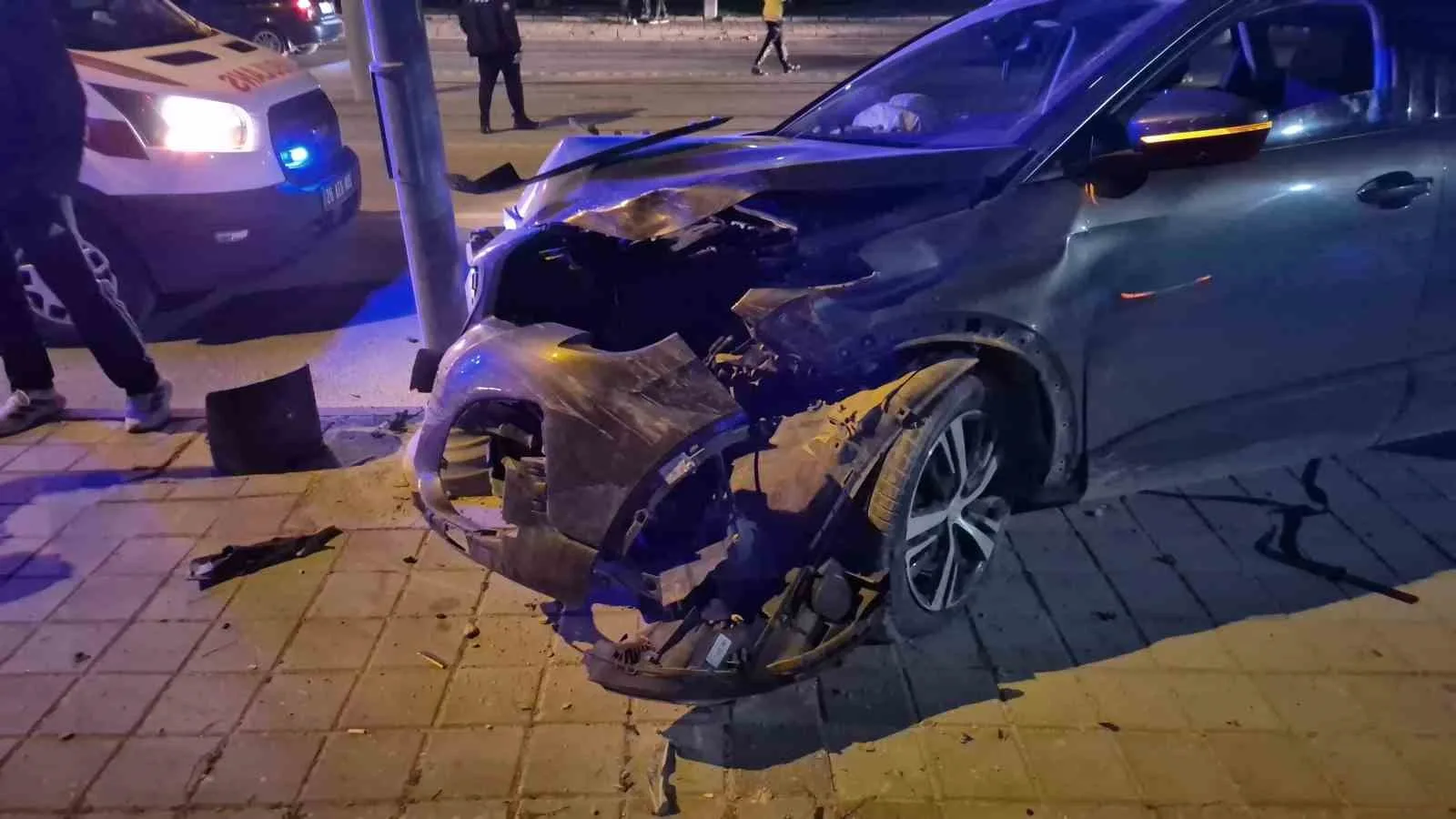ESKİŞEHİR'DE 2 ARACIN KAVŞAKTA ÇARPIŞTIĞI TRAFİK KAZASI SONUCU 3 KİŞİ YARALANDI. KAZANIN ARDINDAN AMBULANSA BİNMEK İSTEMEYEN BİR YARALI, POLİS VE SAĞLIK EKİPLERİNE ZOR ANLAR YAŞATTI.