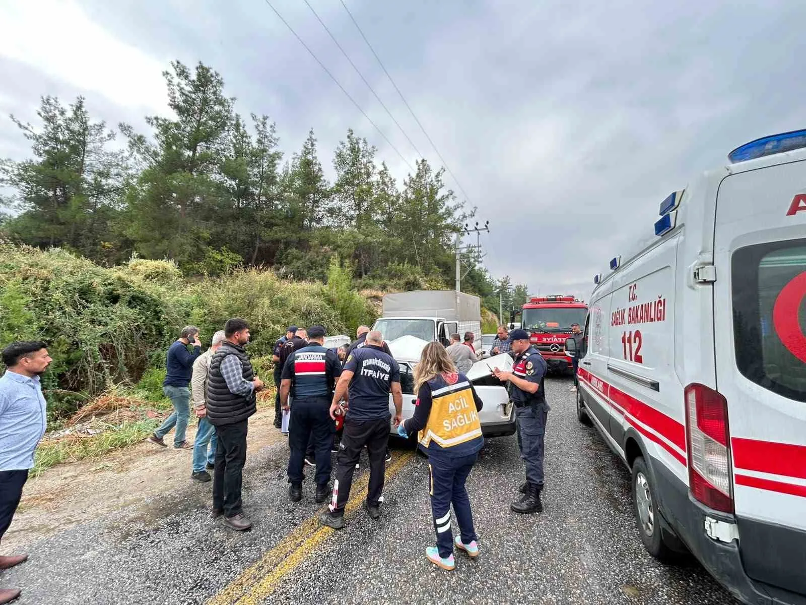AYDIN'IN BOZDOĞAN İLÇESİNDE OTOMOBİL VE KAMYONETİN ÇARPIŞMASI SONUCU MEYDANA GELEN TRAFİK KAZASINDA 1 KİŞİ HAYATINI KAYBEDERKEN, 2 KİŞİ DE YARALANDI.