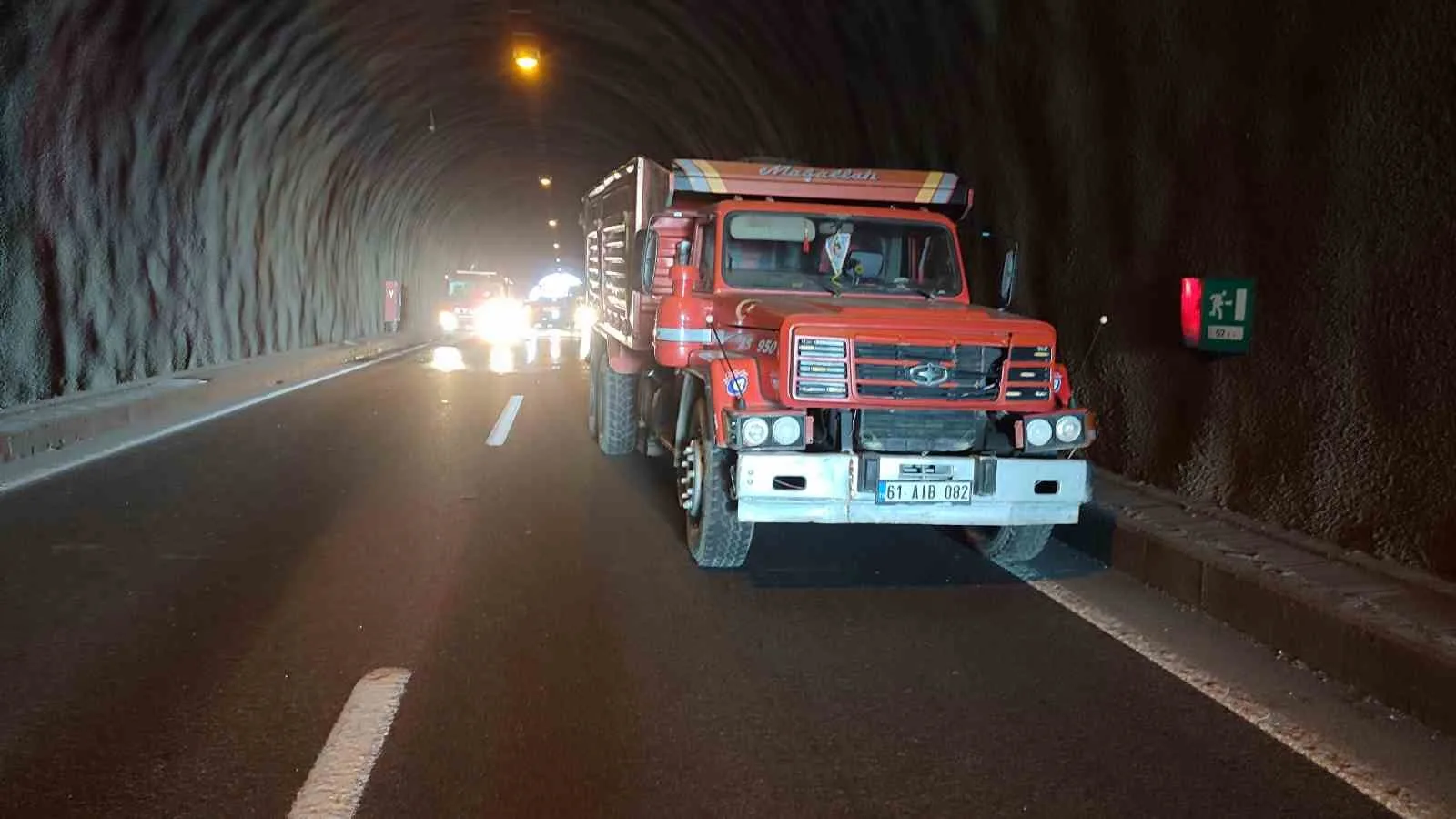 GİRESUN’UN EYNESİL İLÇESİNDE BULUNAN TÜNELDE HAFİF TİCARİ ARAÇ İLE KAMYONUN ÇARPIŞMASI SONUCU MEYDANA GELEN TRAFİK KAZASINDA 3 KİŞİ YARALANDI.