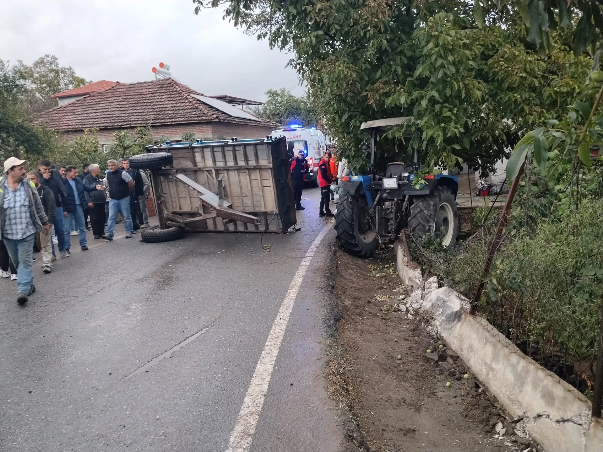 Balıkesir’de traktör römorku devrildi: 23 kişi yaralandı — fotoğraf 2