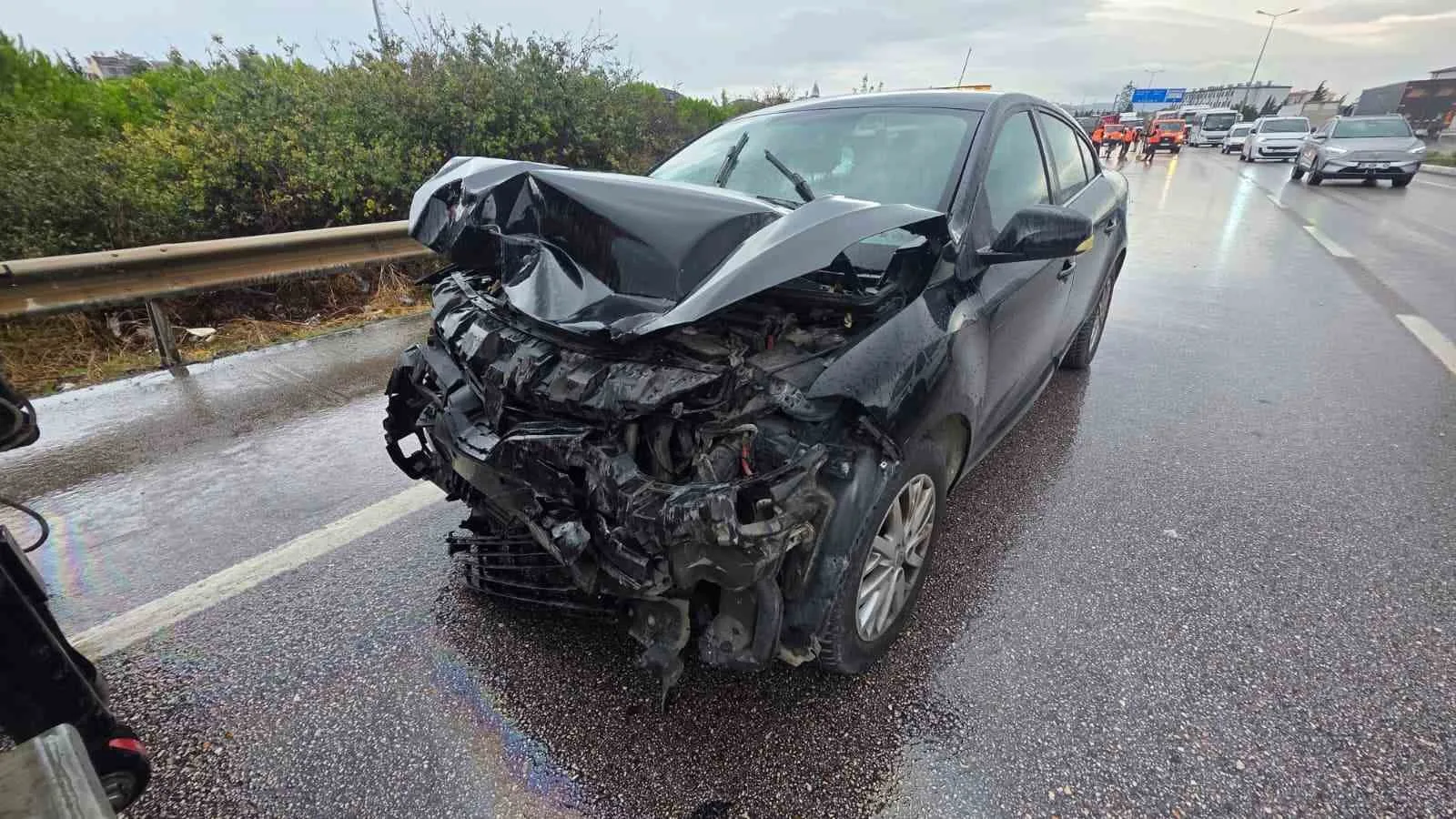 BANDIRMA’DA HAVA ÜSSÜ KAVŞAĞI’NDA RÜZGAR GÜLÜ GÖVDESİ TAŞIYAN AĞIR NAKLİYAT ARACINA OTOMOBİLİN ARKADAN ÇARPMASI SONUCU MEYDANA GELEN TRAFİK KAZASINDA 2’Sİ ÇOCUK 4 KİŞİ YARALANDI.