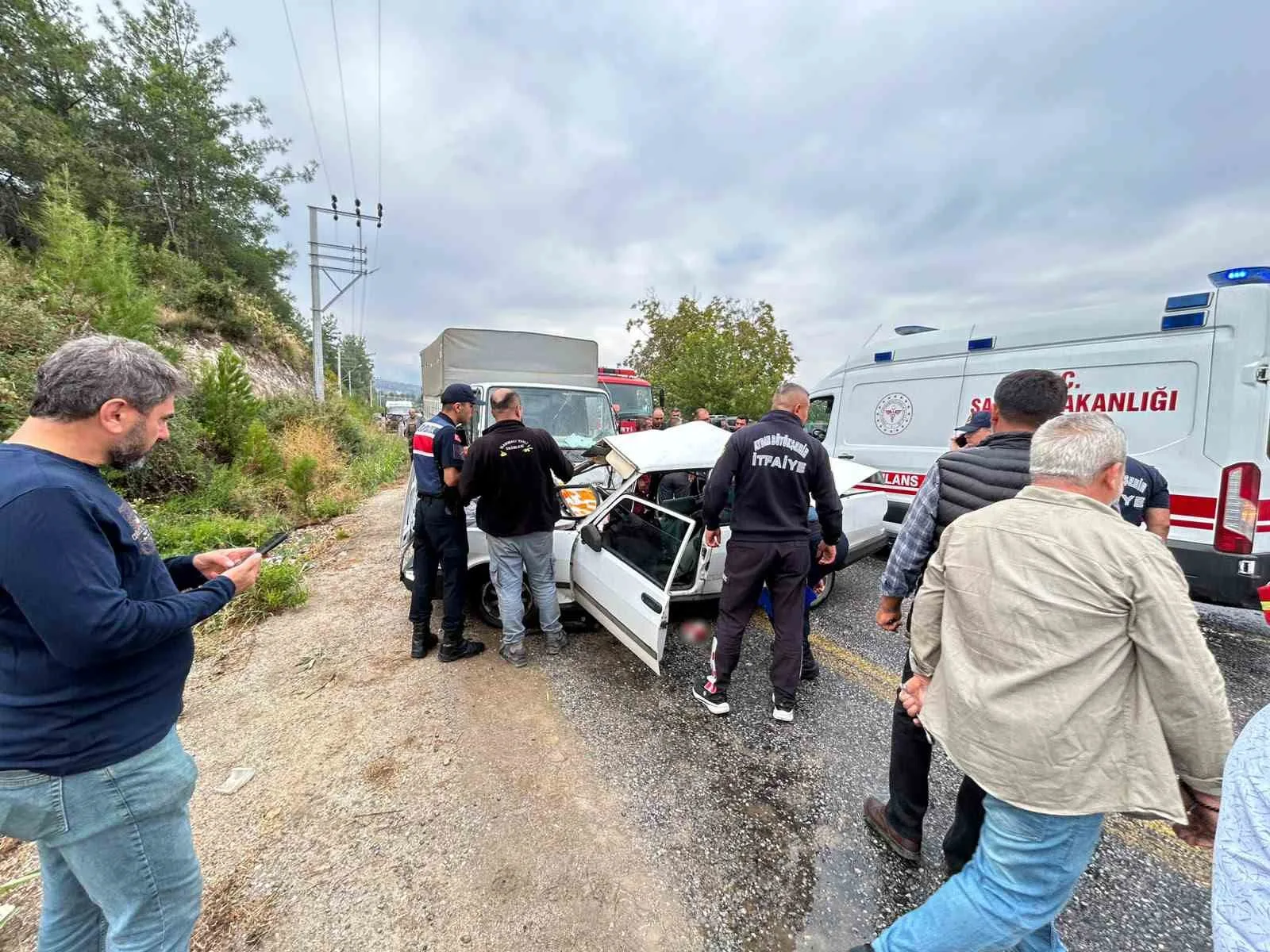 AYDIN'IN BOZDOĞAN İLÇESİNDE OTOMOBİL VE KAMYONETİN ÇARPIŞMASI SONUCU MEYDANA GELEN TRAFİK KAZASINDA 1 KİŞİ HAYATINI KAYBEDERKEN, 2 KİŞİ DE YARALANDI.