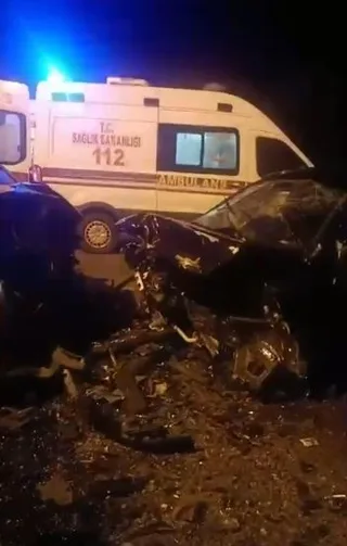 ARDAHAN'IN POSOF İLÇESİNDE OTOMOBİL İLE HAFİF TİCARİ ARACIN KAFA KAFAYA ÇARPIŞMASI SONUCU MEYDANA GELEN TRAFİK KAZASINDA, 5 KİŞİ YARALANDI.