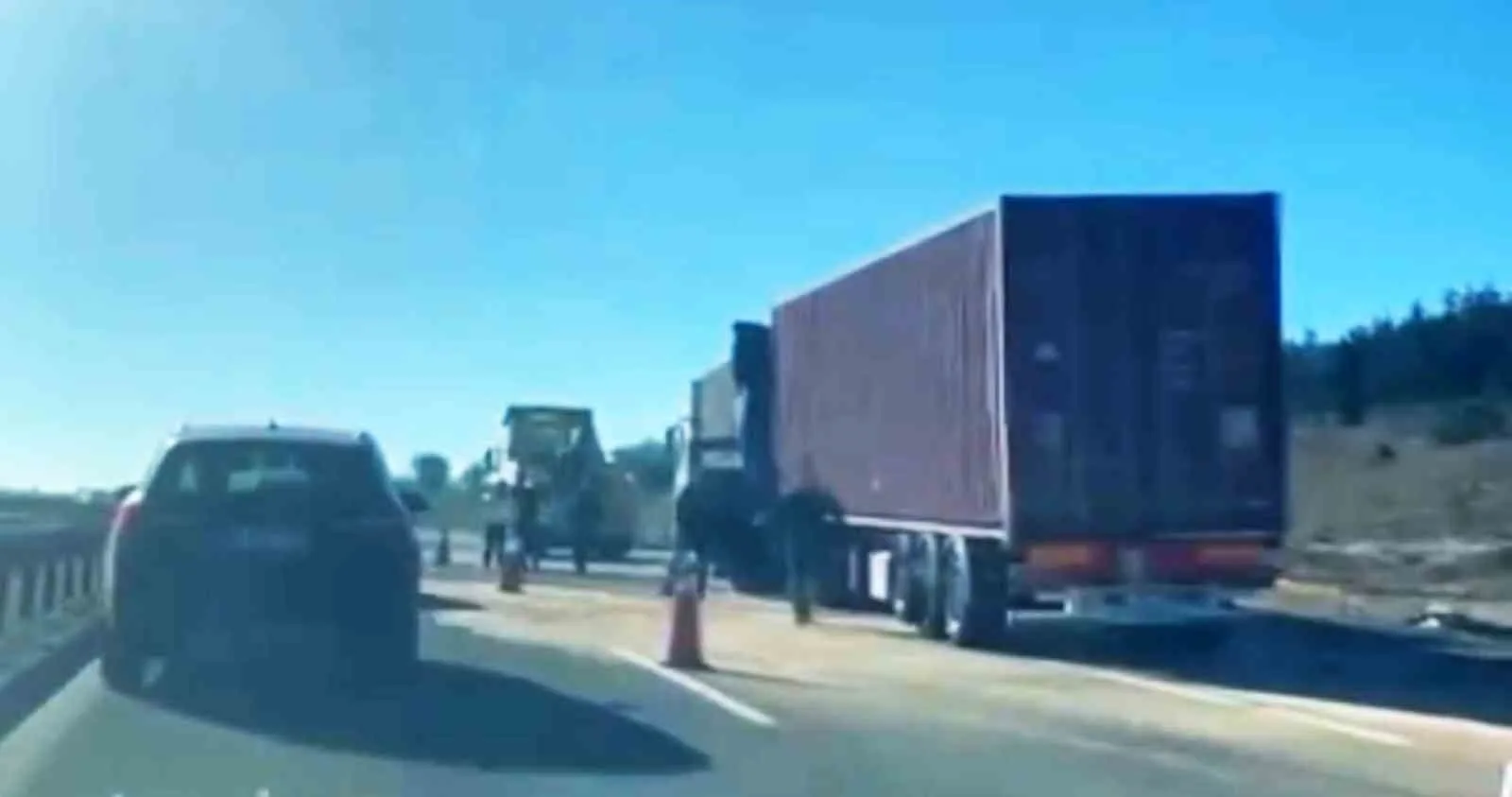 BOLU’DA TEM OTOYOLU’NDA YOL KENARINDAKİ TIRA ARKADAN ÇARPAN TIRIN 28 YAŞINDAKİ SÜRÜCÜSÜ MERT BECİT, OLAY YERİNDE HAYATINI KAYBETTİ. BECİT’İN EVLİ VE 2 ÇOCUK BABASI OLDUĞU ÖĞRENİLDİ.