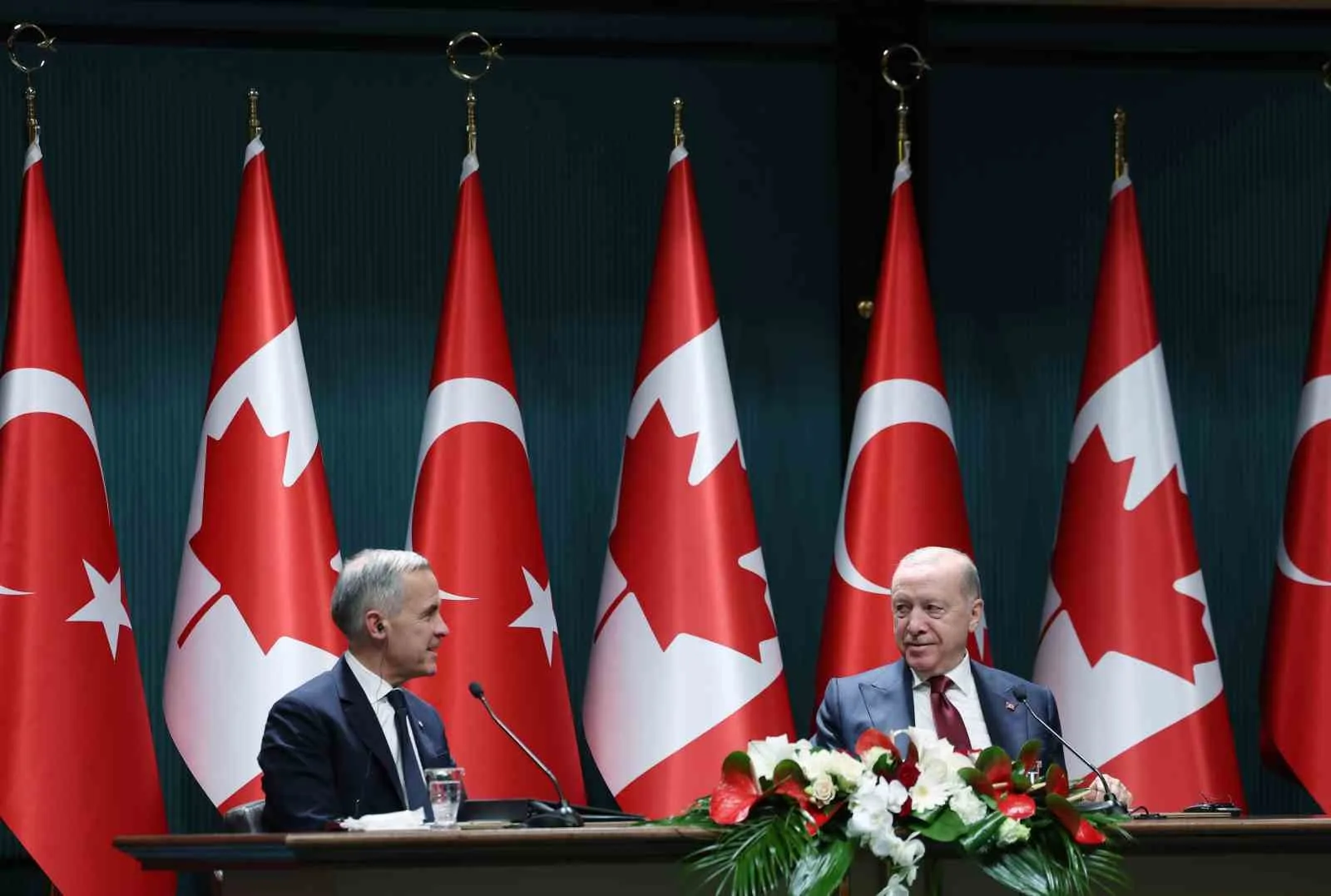 CUMHURBAŞKANI RECEP TAYYİP ERDOĞAN, KANADA BAŞBAKANI MARK CARNEY’İ CUMHURBAŞKANLIĞI KÜLLİYESİNDE KABUL ETTİ. İKİLİ VE HEYETLER ARASI GÖRÜŞMELERİN ARDINDAN CUMHURBAŞKANI ERDOĞAN VE KANADA BAŞBAKANI CARNEY, İKİ ÜLKE ARASINDAKİ İMZALANAN ANLAŞMALARIN İMZA TÖRENİNE KATILARAK, ORTAK BASIN TOPLANTISI DÜZENLEDİ.
