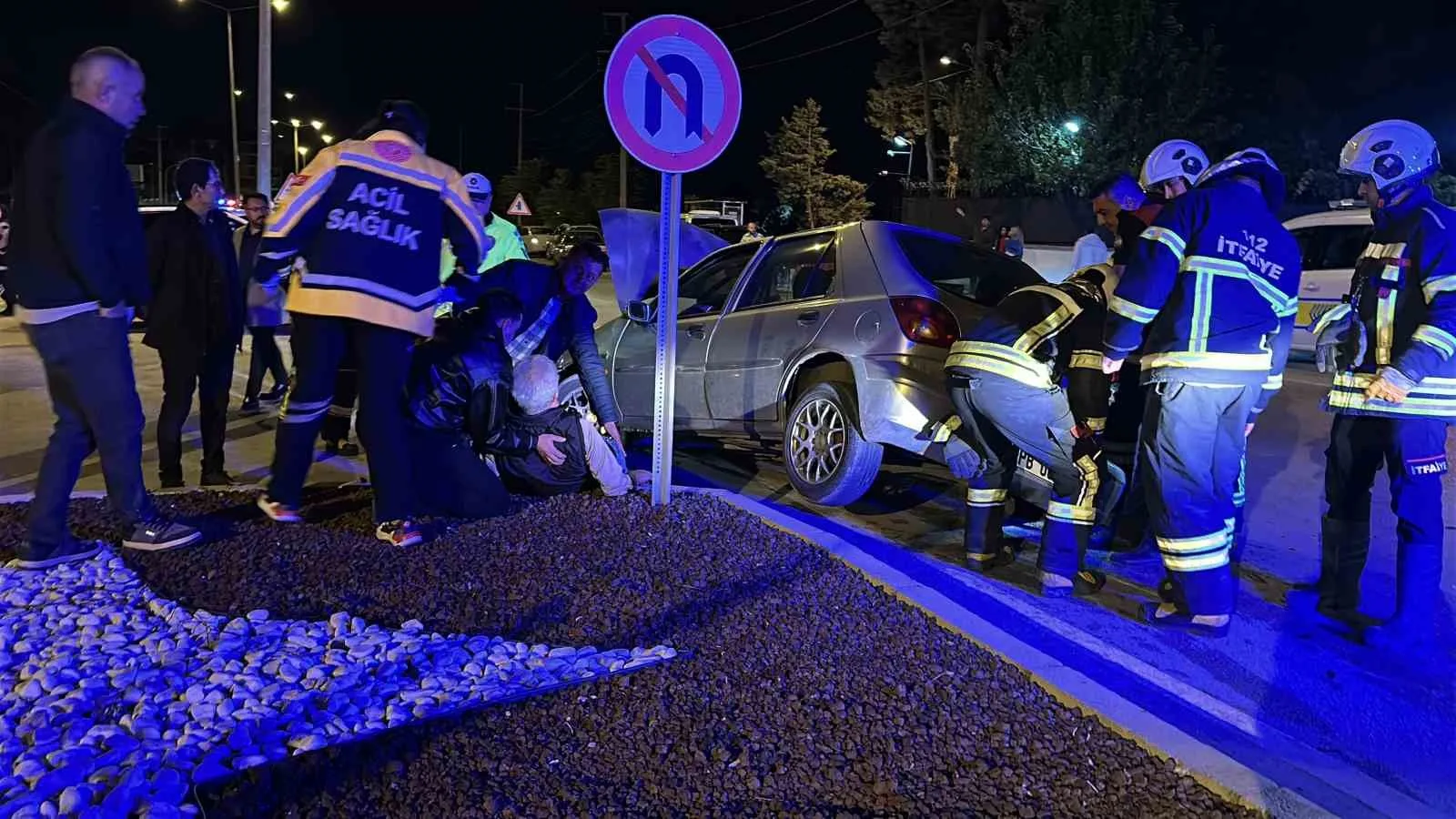 BURDUR'DA KIRMIZI IŞIK İHLALİ YAPTIĞI ÖNE SÜRÜLEN VE YAPILAN KONTROLDE 2.22 PROMİL ALKOLLÜ OLDUĞU BELİRLENEN SÜRÜCÜNÜN KULLANDIĞI OTOMOBİL, KAVŞAKTA BAŞKA BİR OTOMOBİLE ÇARPTI. ORTALIĞIN SAVAŞ ALANINA DÖNDÜĞÜ KAZADA 3 KİŞİ YARALANDI.
