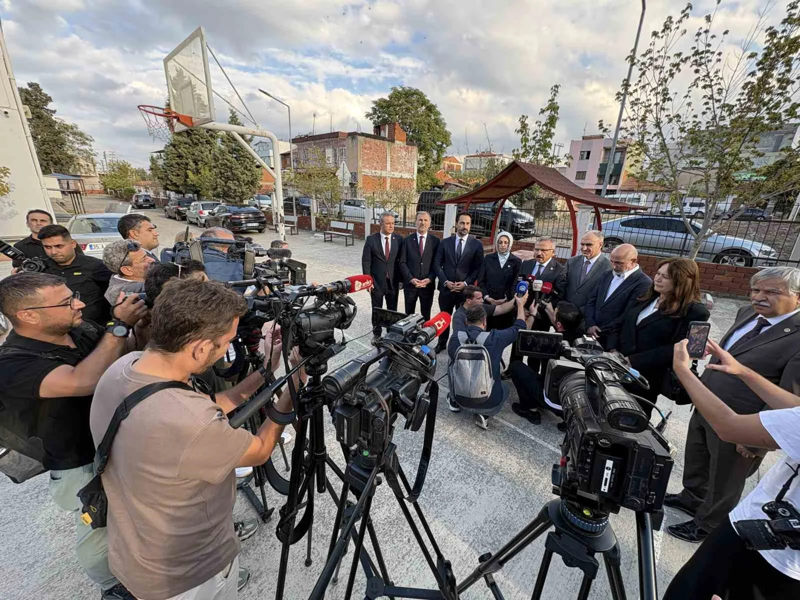 MANİSA'NIN TURGUTLU İLÇESİNDE MEYDANA GELEN POMPALI TÜFEKLİ OKUL SALDIRISININ ARDINDAN BÖLGEDE İNCELEMELERDE BULUNAN TBMM MECLİS ARAŞTIRMA KOMİSYONU BAŞKANI VE TOKAT MİLLETVEKİLİ YUSUF BEYAZIT, AİLELERE TARİHİ UYARILARDA BULUNDU.