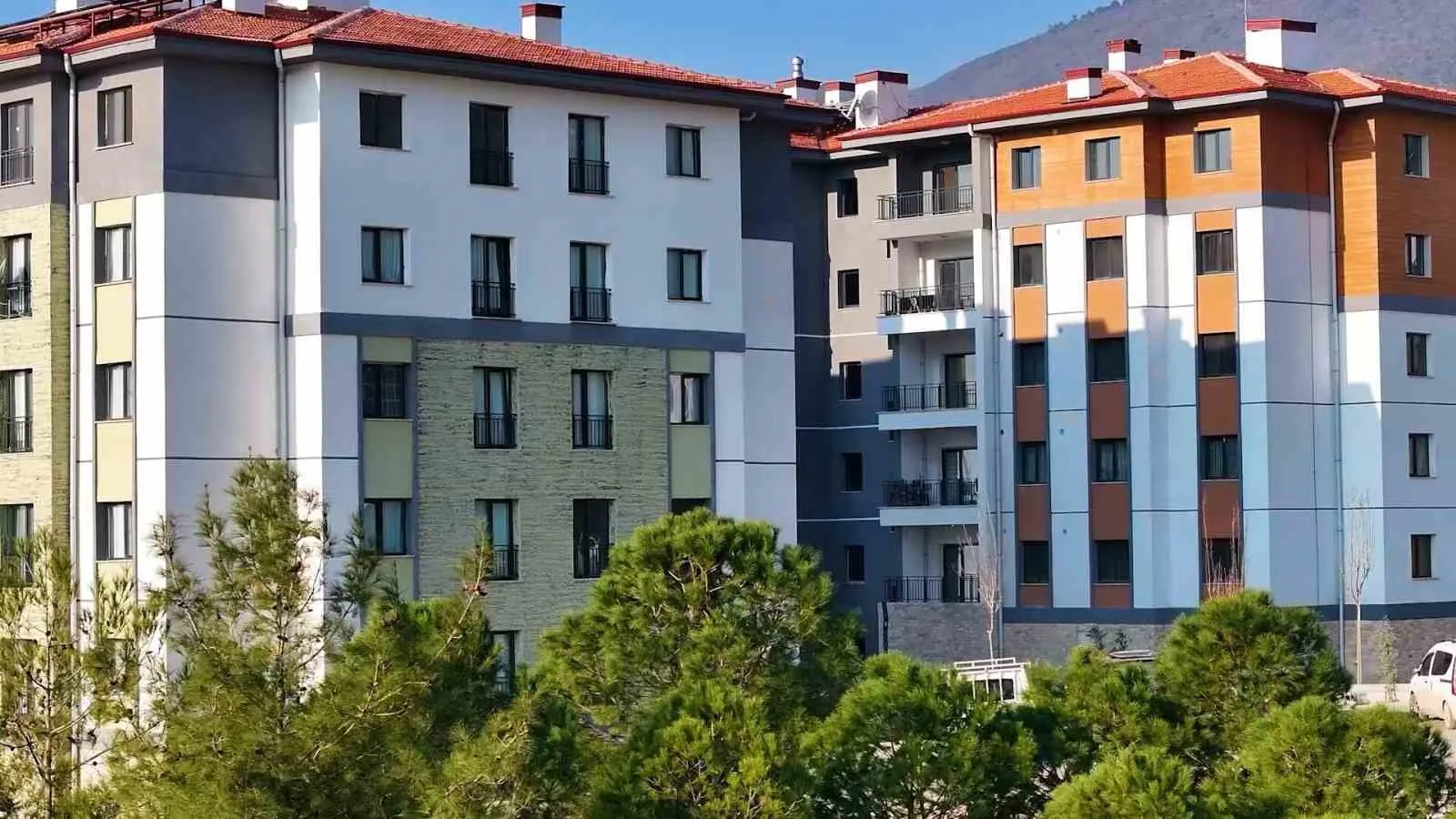 KAHRAMANMARAŞ MERKEZLİ 6 ŞUBAT 2023 DEPREMLERİNİN ARDINDAN DEPREM BÖLGESİNDE YÜRÜTÜLEN YENİDEN İNŞA ÇALIŞMALARI, AMERİKA BİRLEŞİK DEVLETLERİ (ABD) BASININDA HABER OLDU. USA TODAY VE BUSİNESS INSİDER'DA YAYIMLANAN HABERLERDE, 11 İLDE YÜRÜTÜLEN ÇALIŞMALARIN KAPSAMINA VE İNŞA HIZINA DİKKAT ÇEKİLDİ.