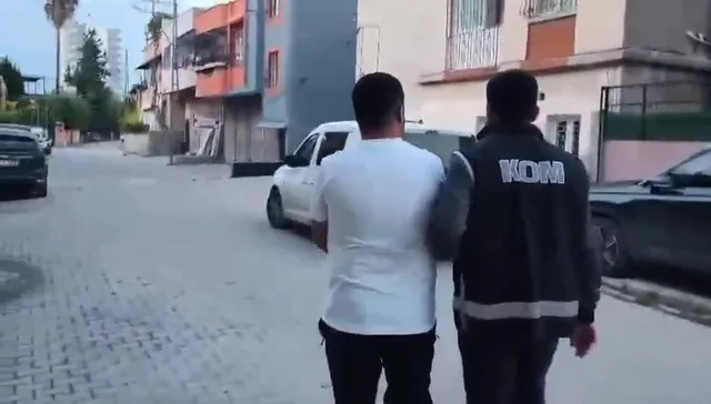 ADANA MERKEZLİ 11 İLDE 16 BOYUNCA YAPILAN TEKNİK VE FİZİKİ TAKİBİN ARDINDAN ‘YIKAMACILAR’ SİLAHLI SUÇ ÖRGÜTÜNE ŞAFAK VAKTİ GERÇEKLEŞTİRİLEN OPERASYONDA 102 ŞÜPHELİ GÖZALTINA ALINDI. OPERASYONDA ÇOK SAYIDA RUHSATSIZ SİLAH VE UYUŞTURUCU MADDE DE ELE GEÇİRİLDİ.