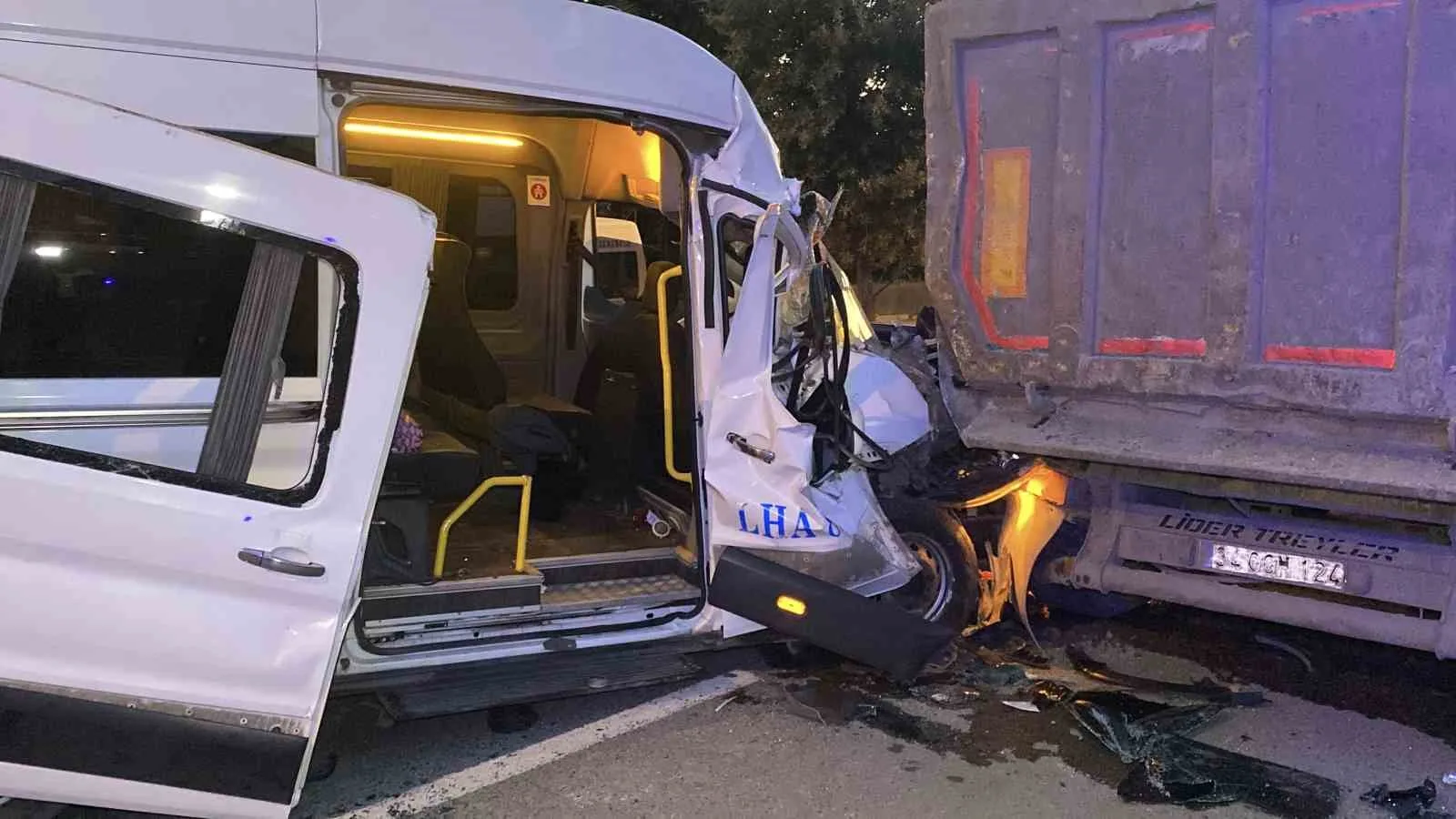 İSTANBUL ARNAVUTKÖY’DE SERVİS MİNİBÜSÜNÜN PARK HALİNDEKİ HAFRİYAT KAMYONUNA ÇARPMASI SONUCU MEYDANA GELEN KAZADA 9 KİŞİ HAFİF BİR ŞEKİLDE YARALANDI.
