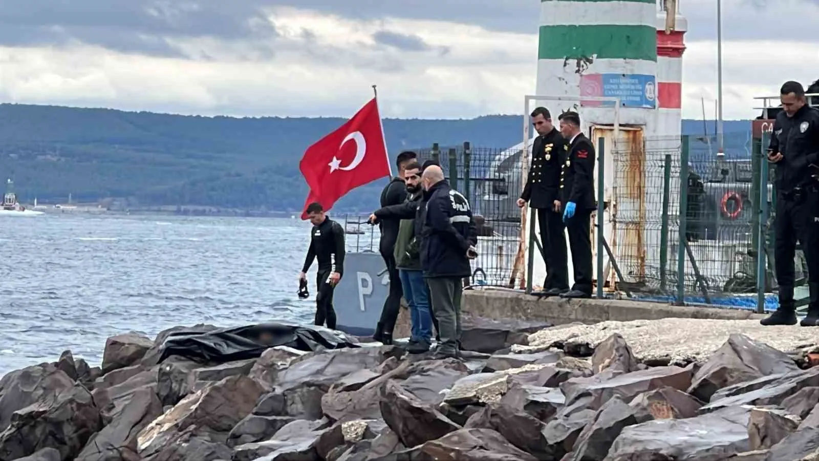 DENİZDE KIYIYA VURMUŞ BİR KİŞİYİ GÖREN VATANDAŞALARIN İHBARI ÜZERİNE BÖLGEYE SAHİL GÜVENLİK, POLİS VE SAĞLIK EKİPLERİ SEVK EDİLDİ.