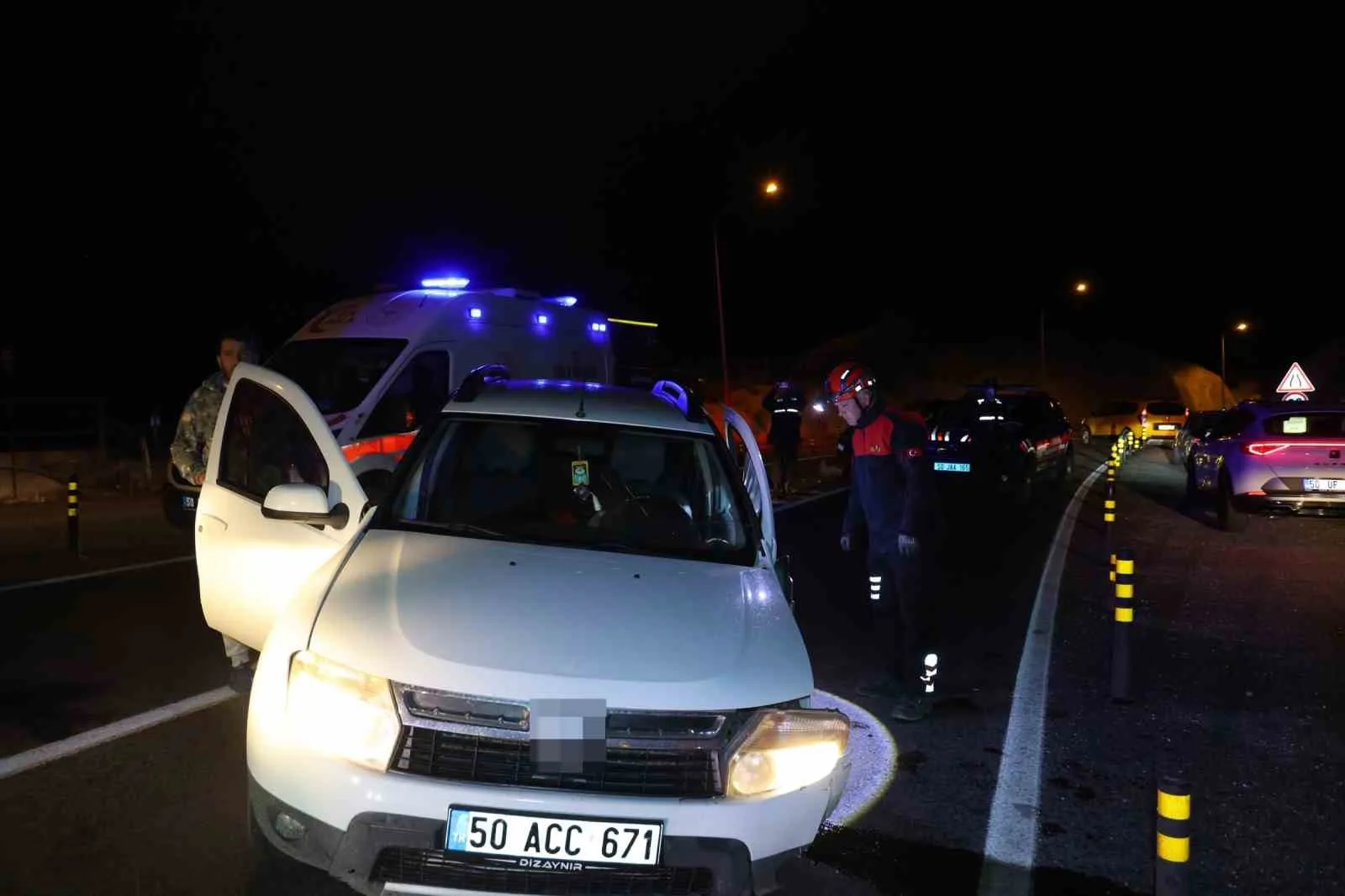 NEVŞEHİR'DE İKİ OTOMOBİLİN KAFA KAFAYA ÇARPIŞMASI SONUCU MEYDANA GELEN TRAFİK KAZASINDA, 3'Ü ÇİNLİ TURİST OLMAK ÜZERE 5 KİŞİ YARALANDI.