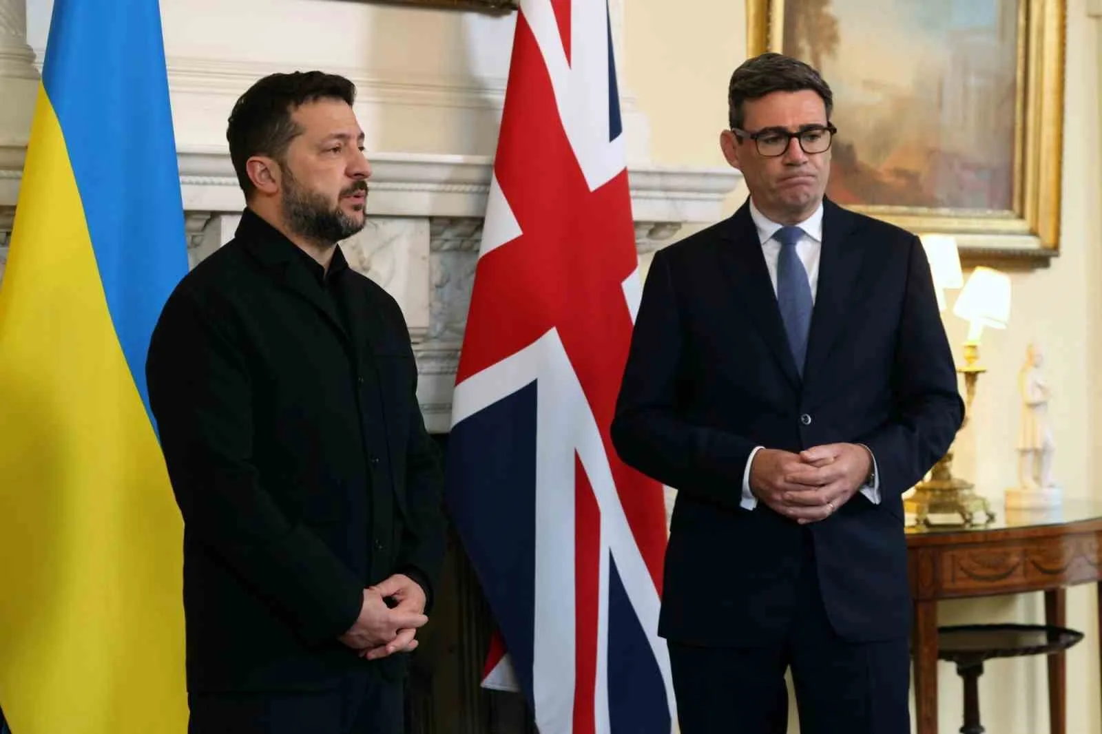 İNGİLTERE BAŞBAKANI BURNHAM, BAŞKENT LONDRA’DAKİ BAŞBAKANLIK KONUTUNDA UKRAYNA DEVLET BAŞKANI VLADİMİR ZELENSKİY İLE BİR ARAYA GELDİ.