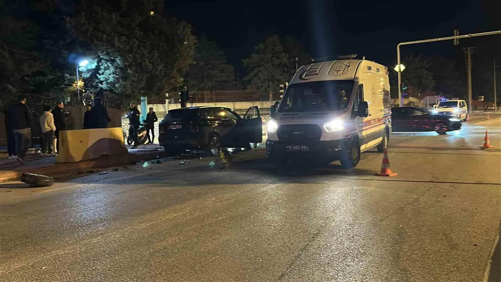 BURDUR'DA KIRMIZI IŞIK İHLALİ YAPTIĞI ÖNE SÜRÜLEN VE YAPILAN KONTROLDE 2.22 PROMİL ALKOLLÜ OLDUĞU BELİRLENEN SÜRÜCÜNÜN KULLANDIĞI OTOMOBİL, KAVŞAKTA BAŞKA BİR OTOMOBİLE ÇARPTI. ORTALIĞIN SAVAŞ ALANINA DÖNDÜĞÜ KAZADA 3 KİŞİ YARALANDI.