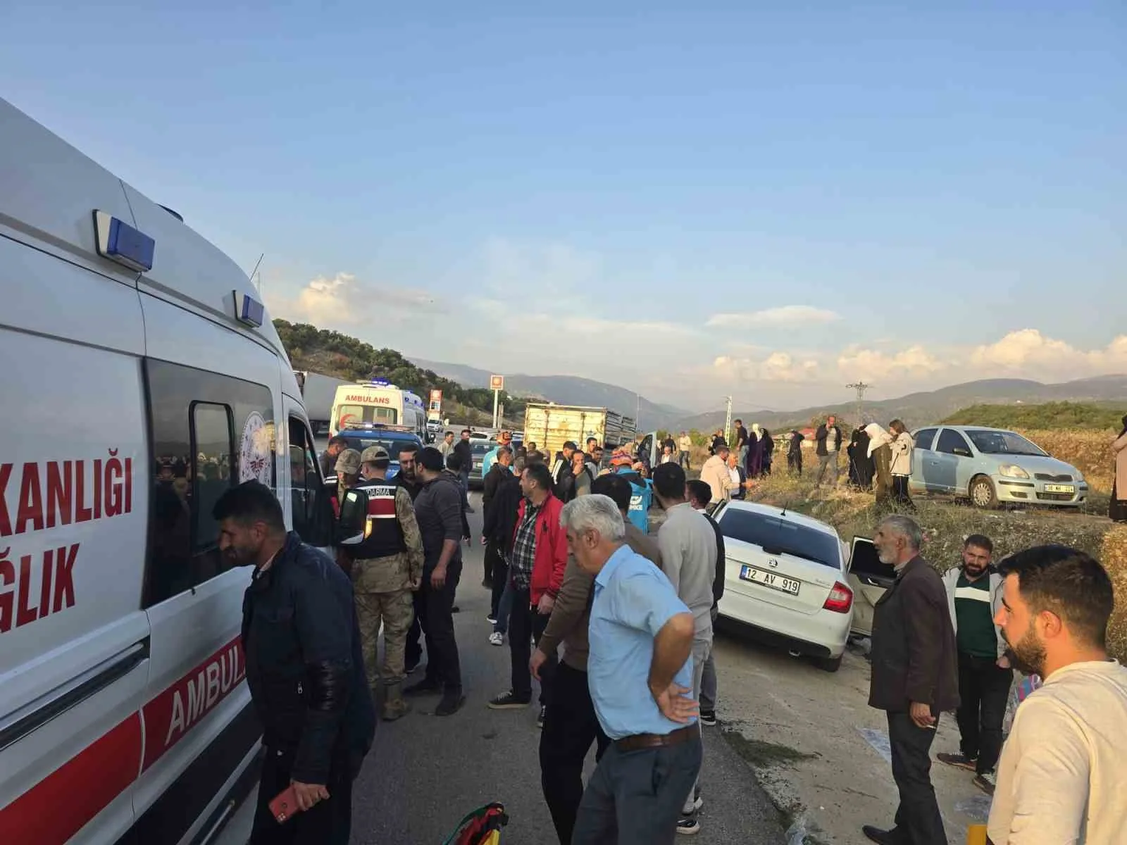 BİNGÖL’DE MEYDANA GELEN TRAFİK KAZASINDA 1’İ AĞIR 3 KİŞİ YARALANDI.