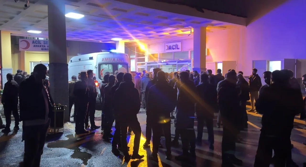 HAKKARİ'NİN YÜKSEKOVA İLÇESİNDE ÇIKAN SİLAHLI KAVGADA 3 KİŞİ YARALANDI.