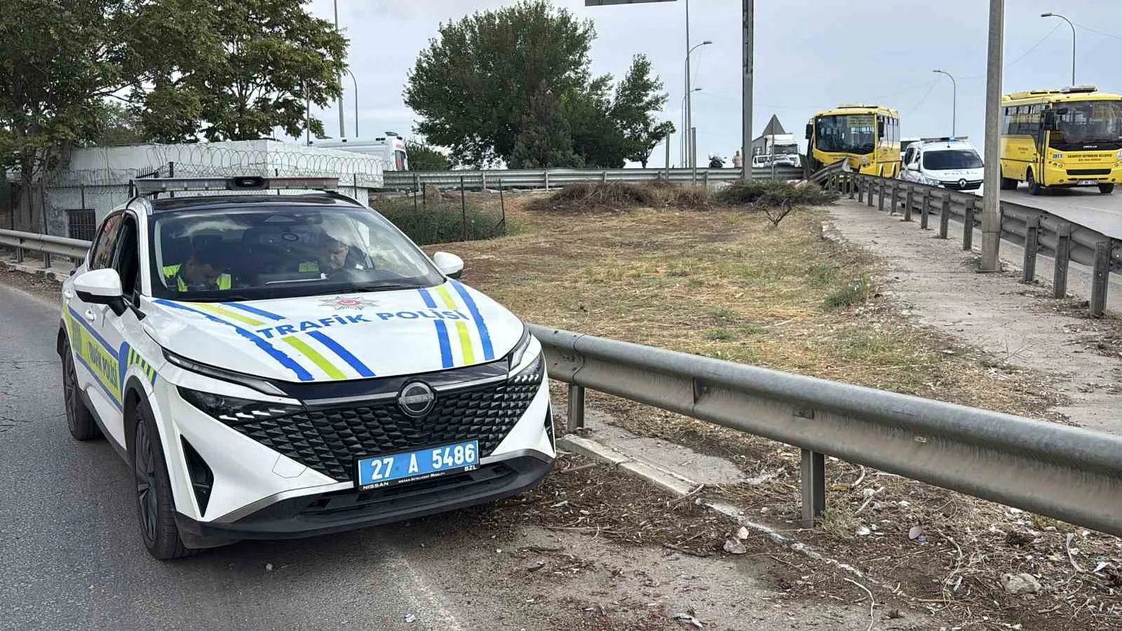 GAZİANTEP'TE KONTROLDEN ÇIKIP YOL KENARINDAKİ DEMİR BARİYERLERE ÇARPAN HALK OTOBÜSÜNDEKİ 9 KİŞİ YARALANDI.