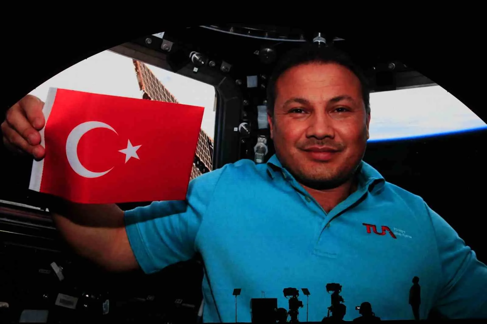 CUMHURBAŞKANI RECEP TAYYİP ERDOĞAN, ANTALYA'DA DÜZENLENEN 77. ULUSLARARASI UZAY KONGRESİ'NİN RESMİ AÇILIŞ TÖRENİNDE, SOMALİ'DE UZAY LİMANININ İNŞA ÇALIŞMALARINI BAŞLATTIKLARINI AÇIKLADI. AY UZAY ARACININ ÜRETİM, MONTAJ VE ENTEGRASYONUNUN TAMAMLANDIĞINI DA BELİRTEN ERDOĞAN, UZAYIN SİLAHLANMA YARIŞININ BİR ARACI HALİNE GETİRİLMESİNİ ELEŞTİREREK, "UZAY, ÖNDEN GİDENİN EL KOYDUĞU BİR GANİMET DEĞİLDİR. ÖZELLİKLE UZAYI SİLAHLANDIRMAK VE BURAYI SİLAHLANMA YARIŞININ ARACI HALİNE GETİRMEK FEVKALADE YANLIŞTIR" DEDİ.