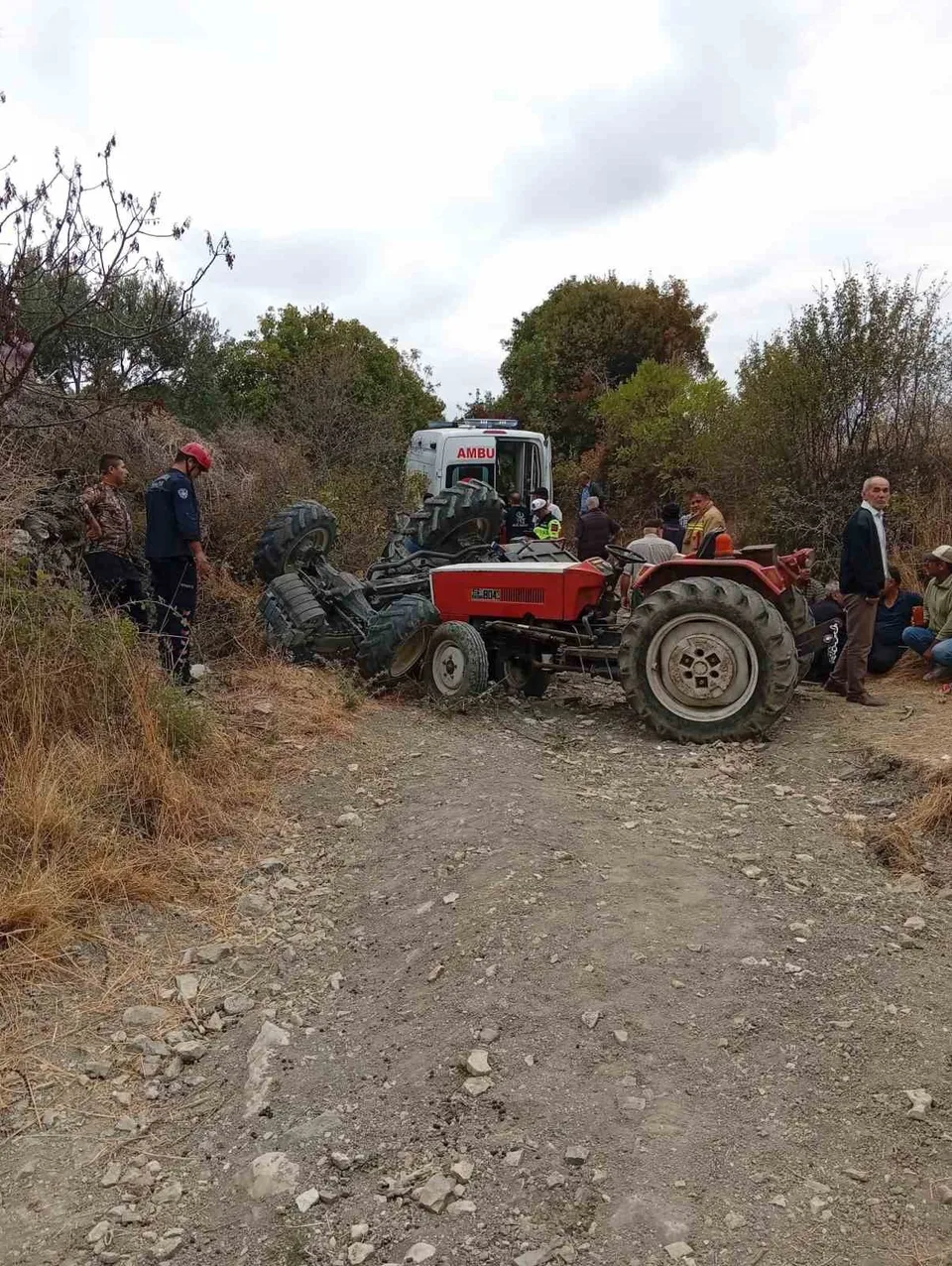 MANİSA’NIN DEMİRCİ İLÇESİNDE TARLA YOLUNDA KONTROLDEN ÇIKARAK DEVRİLEN TRAKTÖRÜN ALTINDA KALAN 2 KİŞİ HAYATINI KAYBETTİ, 3 KİŞİ YARALANDI.