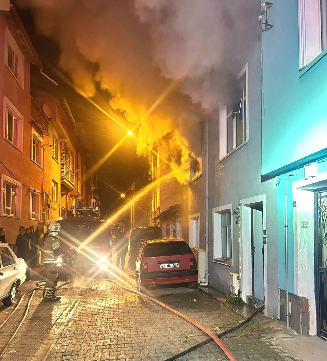 KÜTAHYA'DA 3 KATLI BİNADA ÇIKAN YANGINDA YARALANAN ŞAHIS, KALDIRILDIĞI HASTANEDE HAYATINI KAYBETTİ.